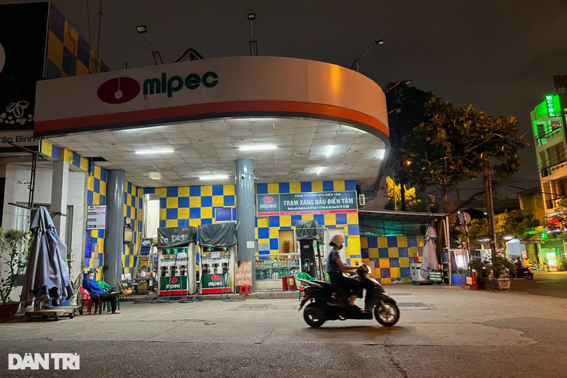 Người dân đẩy bộ xe về nhà trong đêm vì hàng loạt cây xăng ở TPHCM đóng cửa - 8 Người dân đẩy bộ xe về nhà trong đêm vì hàng loạt cây xăng ở TPHCM đóng cửa - 8
