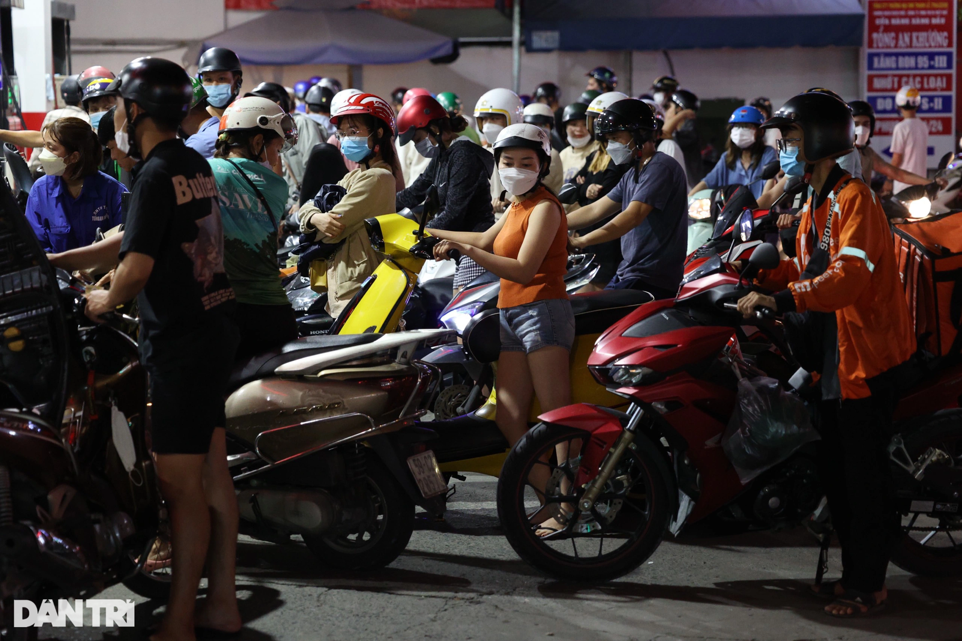 Người dân đẩy bộ xe về nhà trong đêm vì hàng loạt cây xăng ở TPHCM đóng cửa - 19 Người dân đẩy bộ xe về nhà trong đêm vì hàng loạt cây xăng ở TPHCM đóng cửa - 19