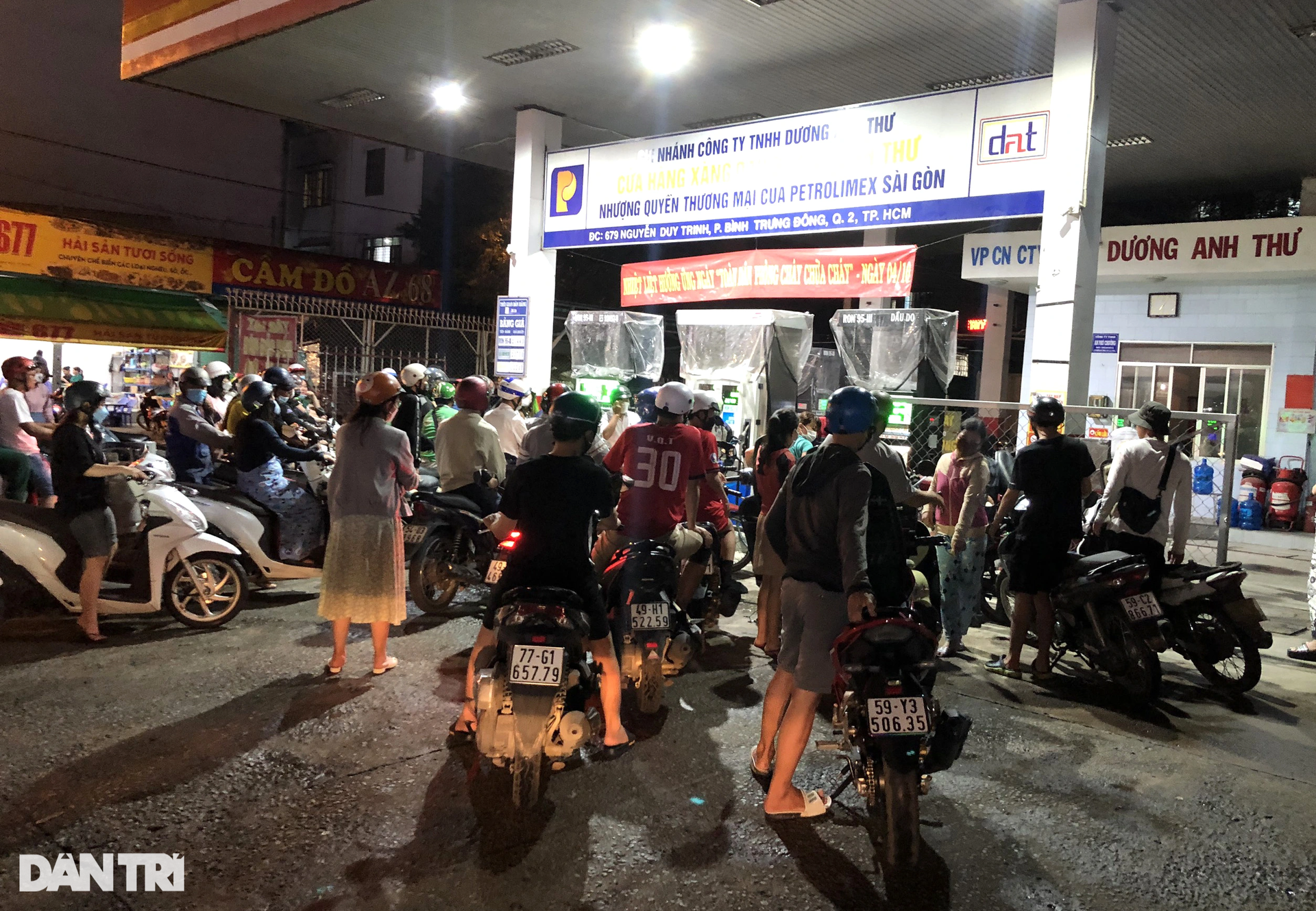 Người dân đẩy bộ xe về nhà trong đêm vì hàng loạt cây xăng ở TPHCM đóng cửa - 16 Người dân đẩy bộ xe về nhà trong đêm vì hàng loạt cây xăng ở TPHCM đóng cửa - 16