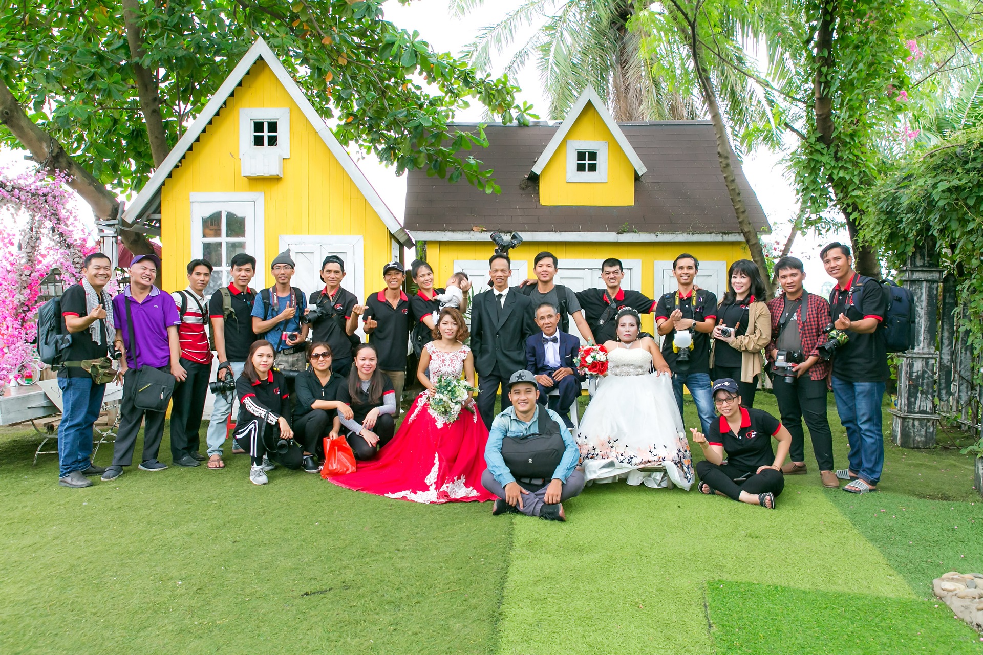 Group of friends in Saigon and dream wedding photos for people with disabilities - 14