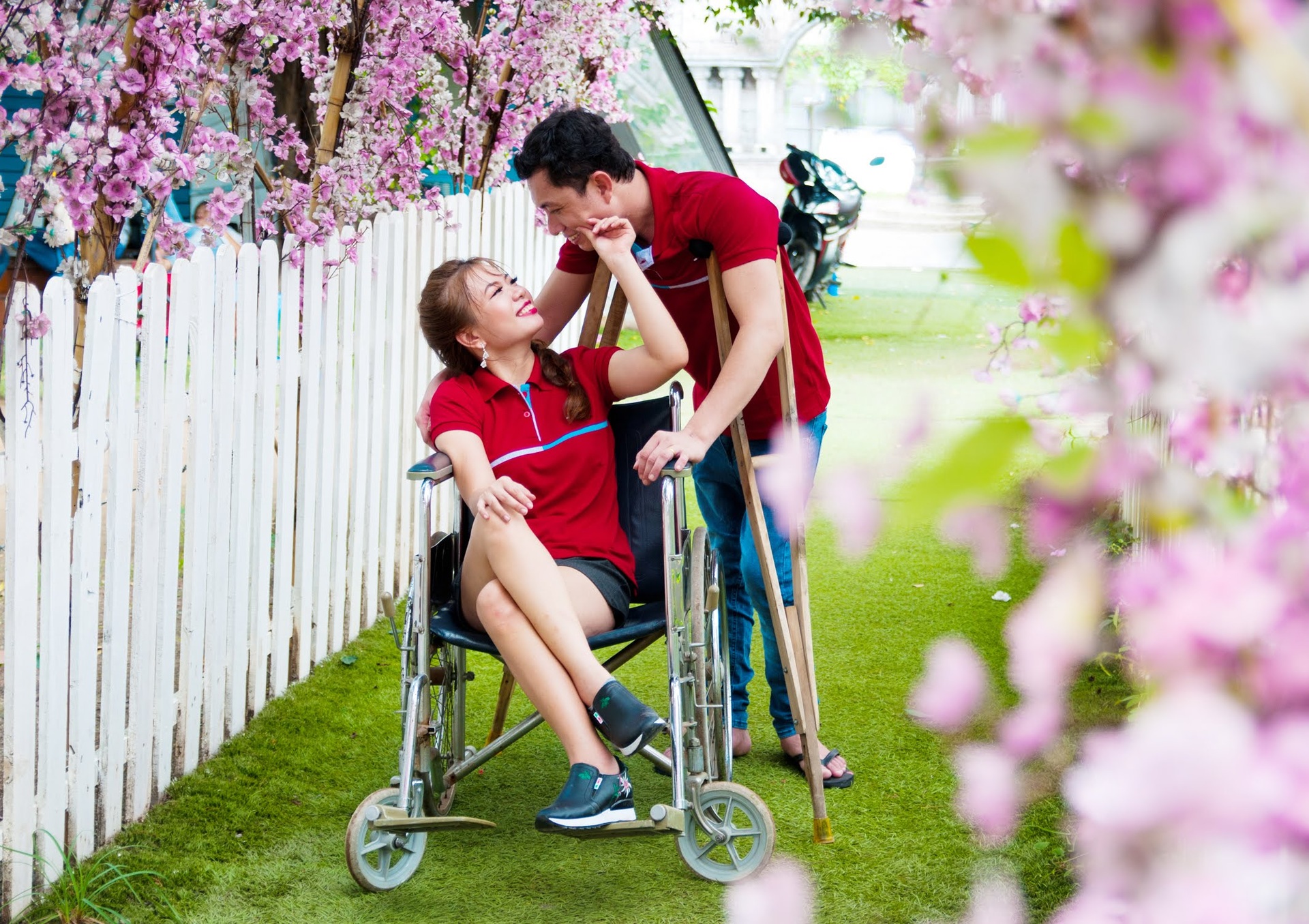 Group of friends in Saigon and dream wedding photos for people with disabilities - 11