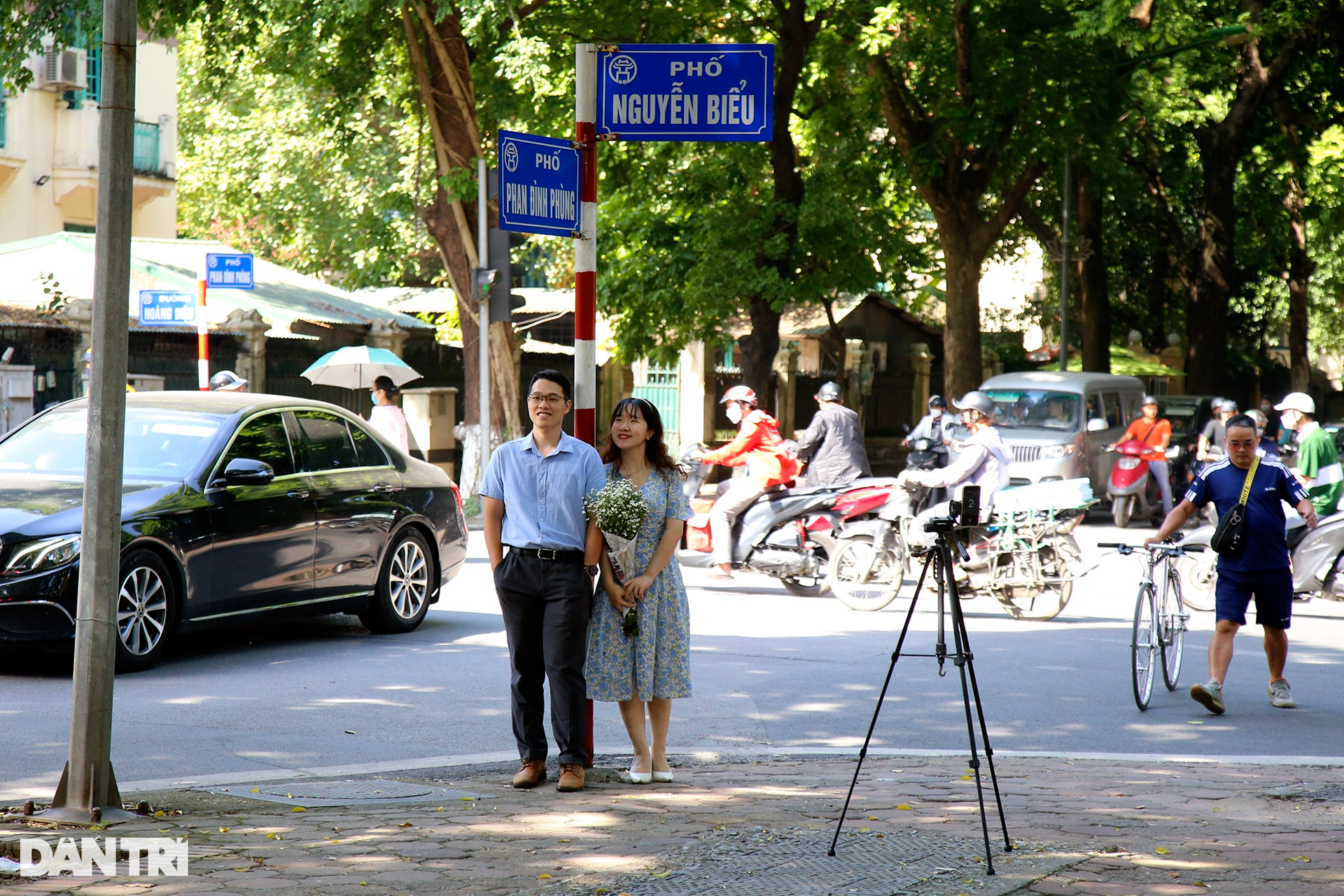 Crowded of autumn sun hunters on Phan Dinh Phung street - 4