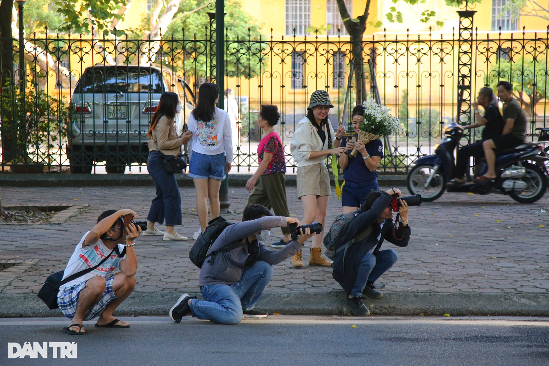 Crowded of autumn sun hunters on Phan Dinh Phung street - 3