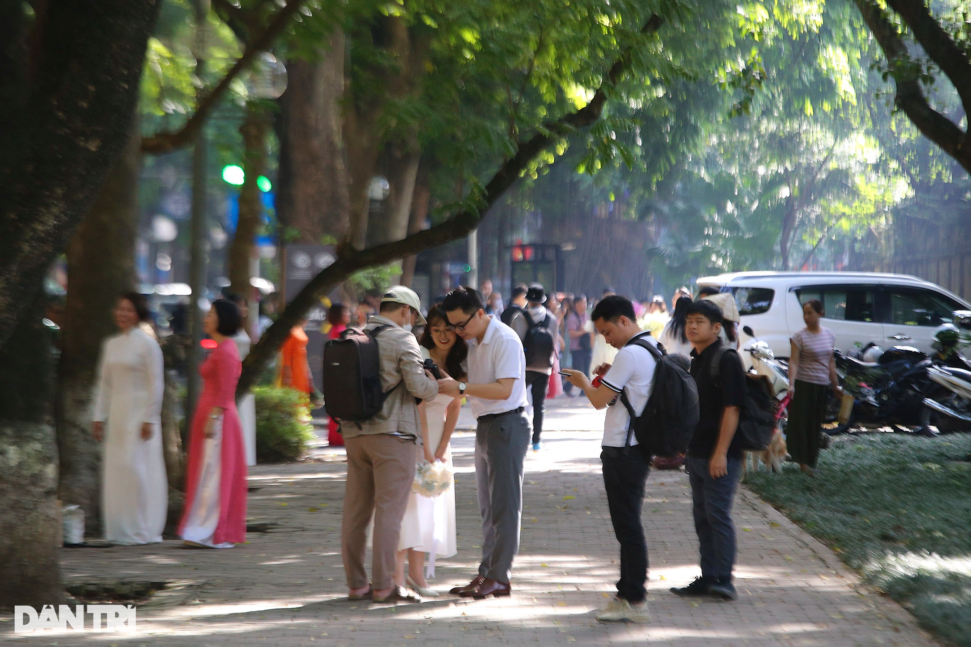 Crowded of autumn sun hunters on Phan Dinh Phung street - 9