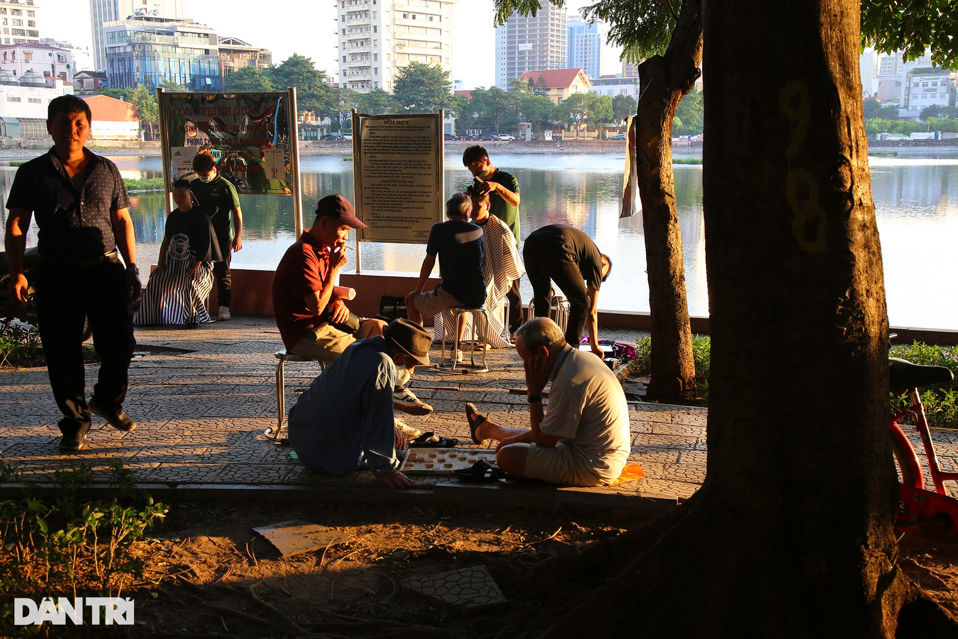 Crowded of people hunting for the autumn sun on Phan Dinh Phung street - 14