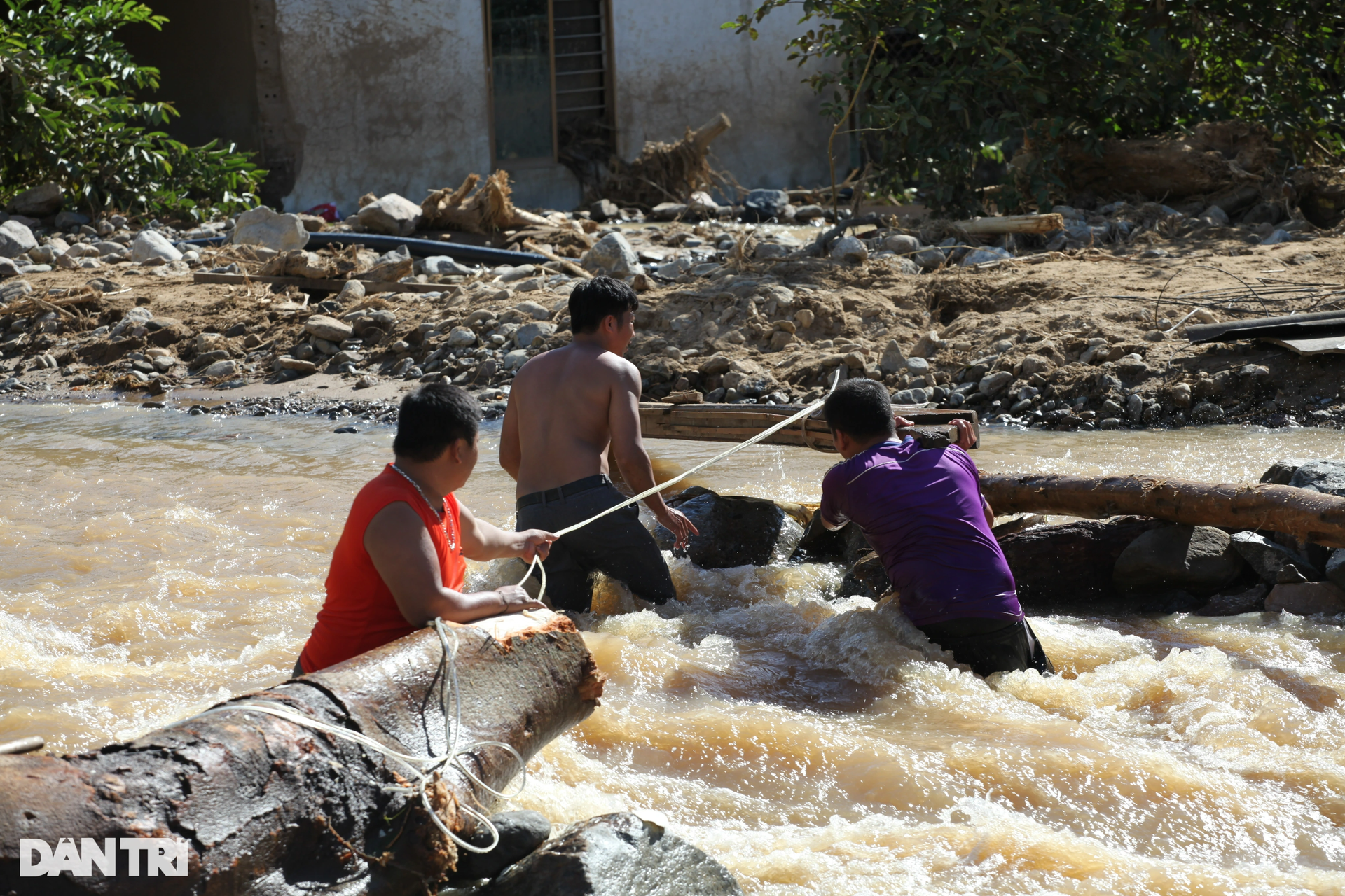 Running along the river to pick up gold after the flood - 1