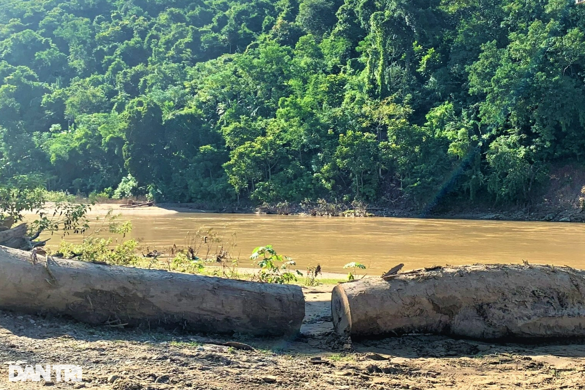 Running along the river to pick up gold after the flood - 2