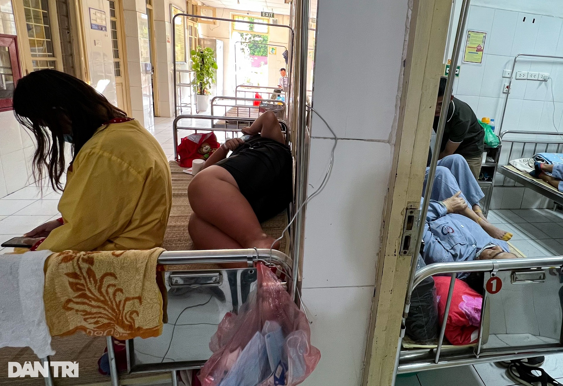 Dịch chồng dịch: Bệnh viện kê thêm giường, mỗi bác sĩ chăm 20 bệnh nhân - 11 Dịch chồng dịch: Bệnh viện kê thêm giường, mỗi bác sĩ chăm 20 bệnh nhân - 11