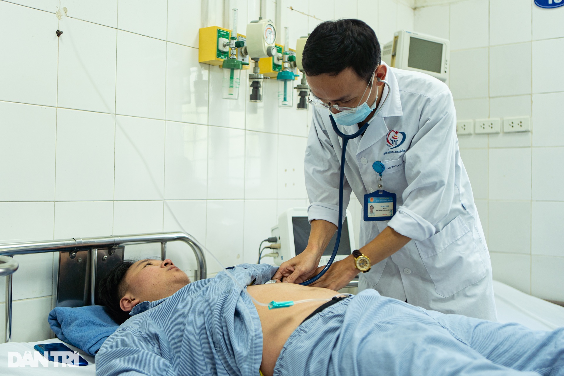 Dịch chồng dịch: Bệnh viện kê thêm giường, mỗi bác sĩ chăm 20 bệnh nhân - 2 Dịch chồng dịch: Bệnh viện kê thêm giường, mỗi bác sĩ chăm 20 bệnh nhân - 2