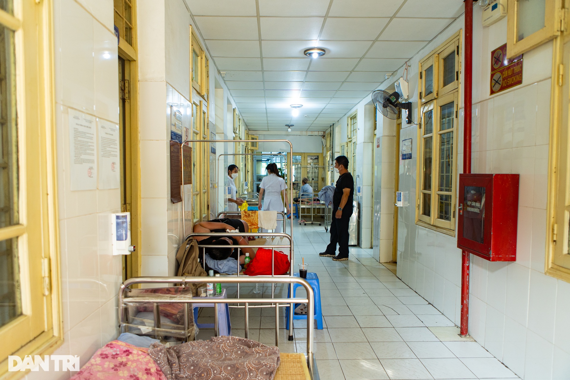 Dịch chồng dịch: Bệnh viện kê thêm giường, mỗi bác sĩ chăm 20 bệnh nhân - 10 Dịch chồng dịch: Bệnh viện kê thêm giường, mỗi bác sĩ chăm 20 bệnh nhân - 10