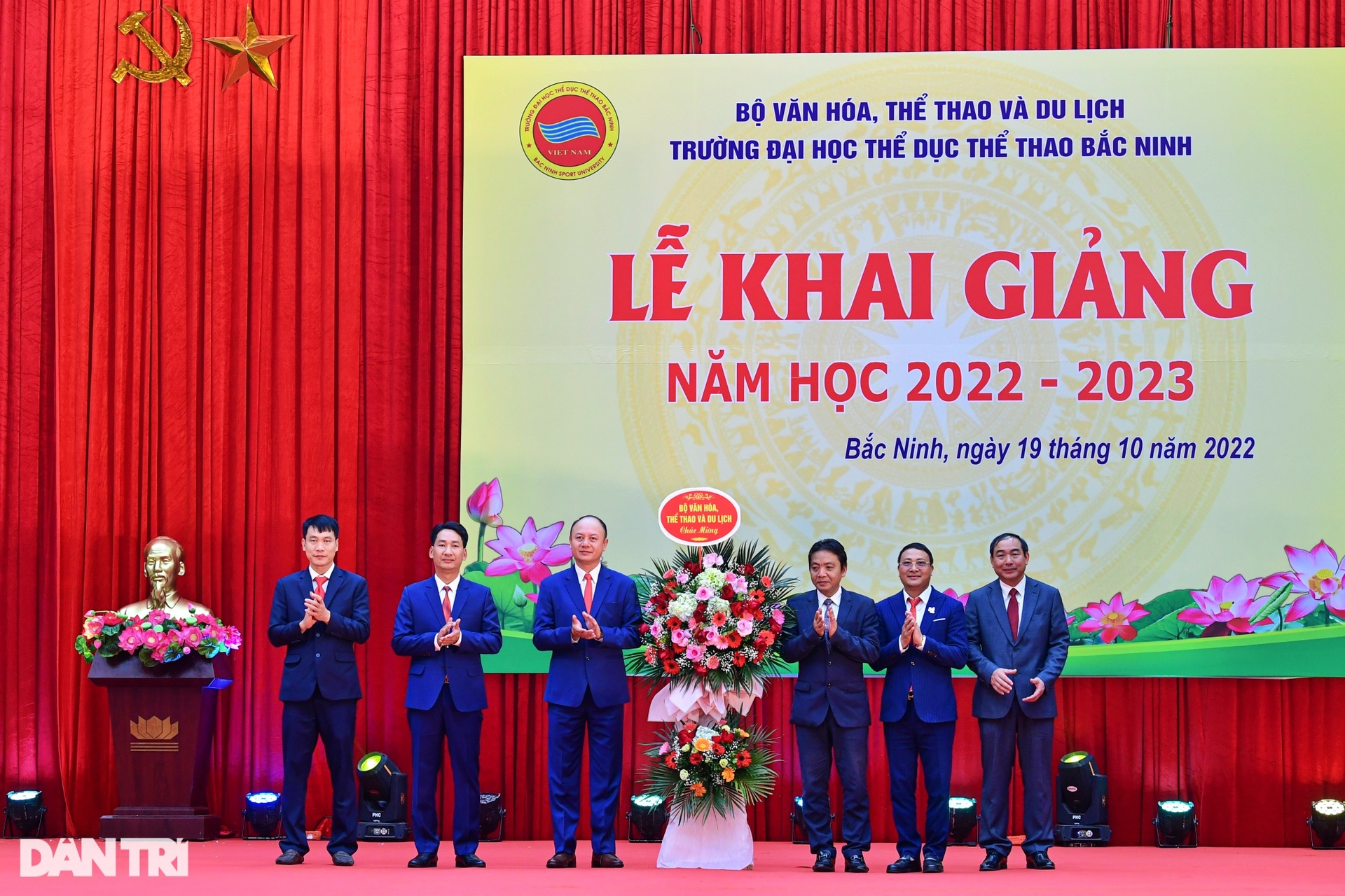 Kỷ lục gia Linh Na cùng loạt VĐV kiện tướng dự khai giảng Đại học TDTT