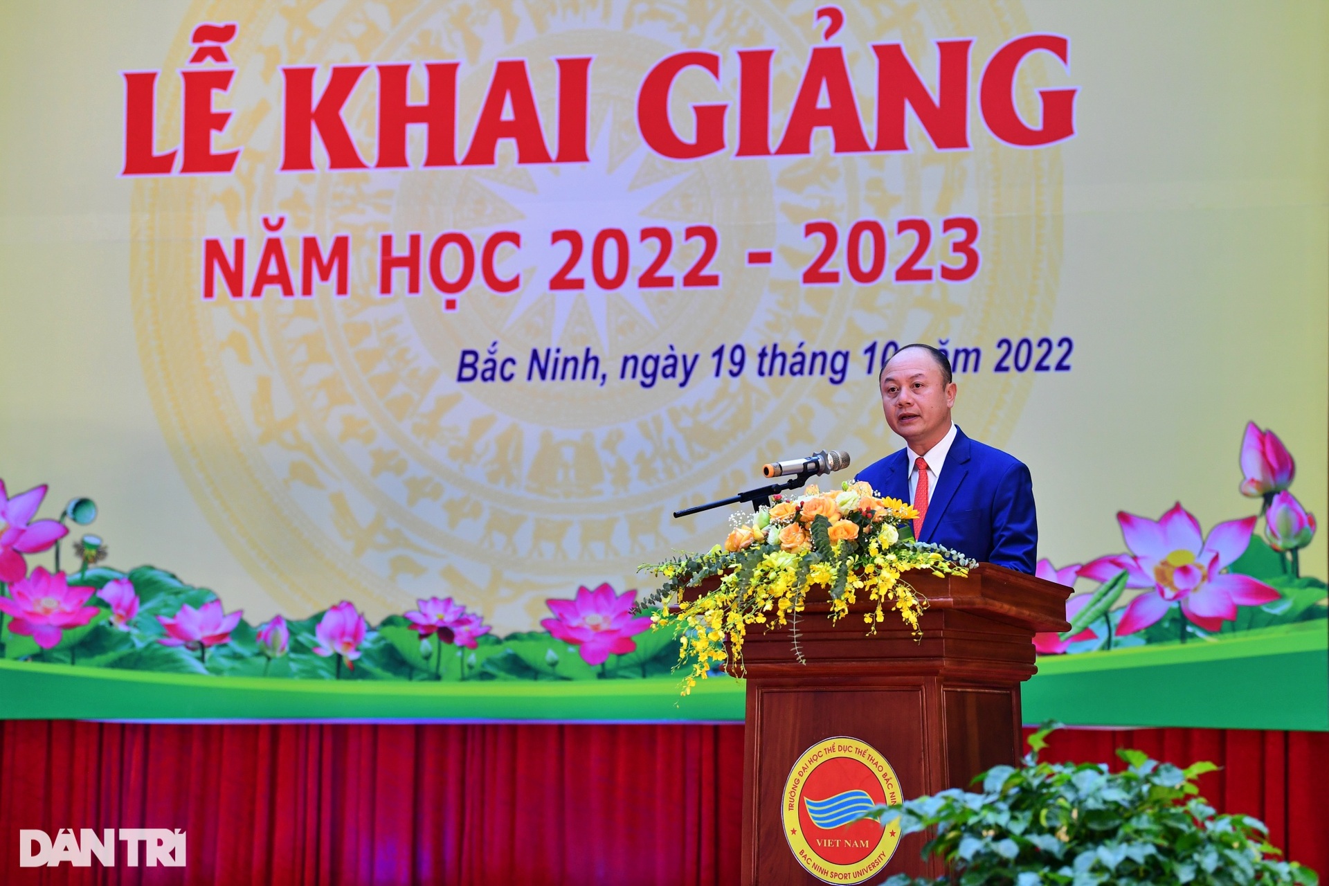 Kỷ lục gia Linh Na cùng loạt VĐV kiện tướng dự khai giảng Đại học TDTT