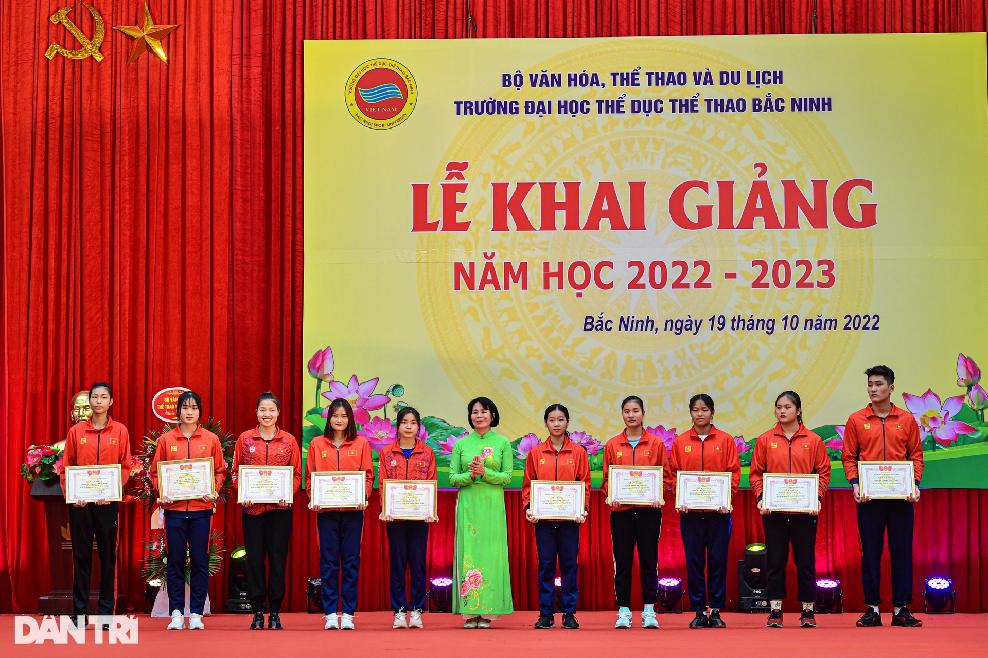 Kỷ lục gia Linh Na cùng loạt VĐV kiện tướng dự khai giảng Đại học TDTT