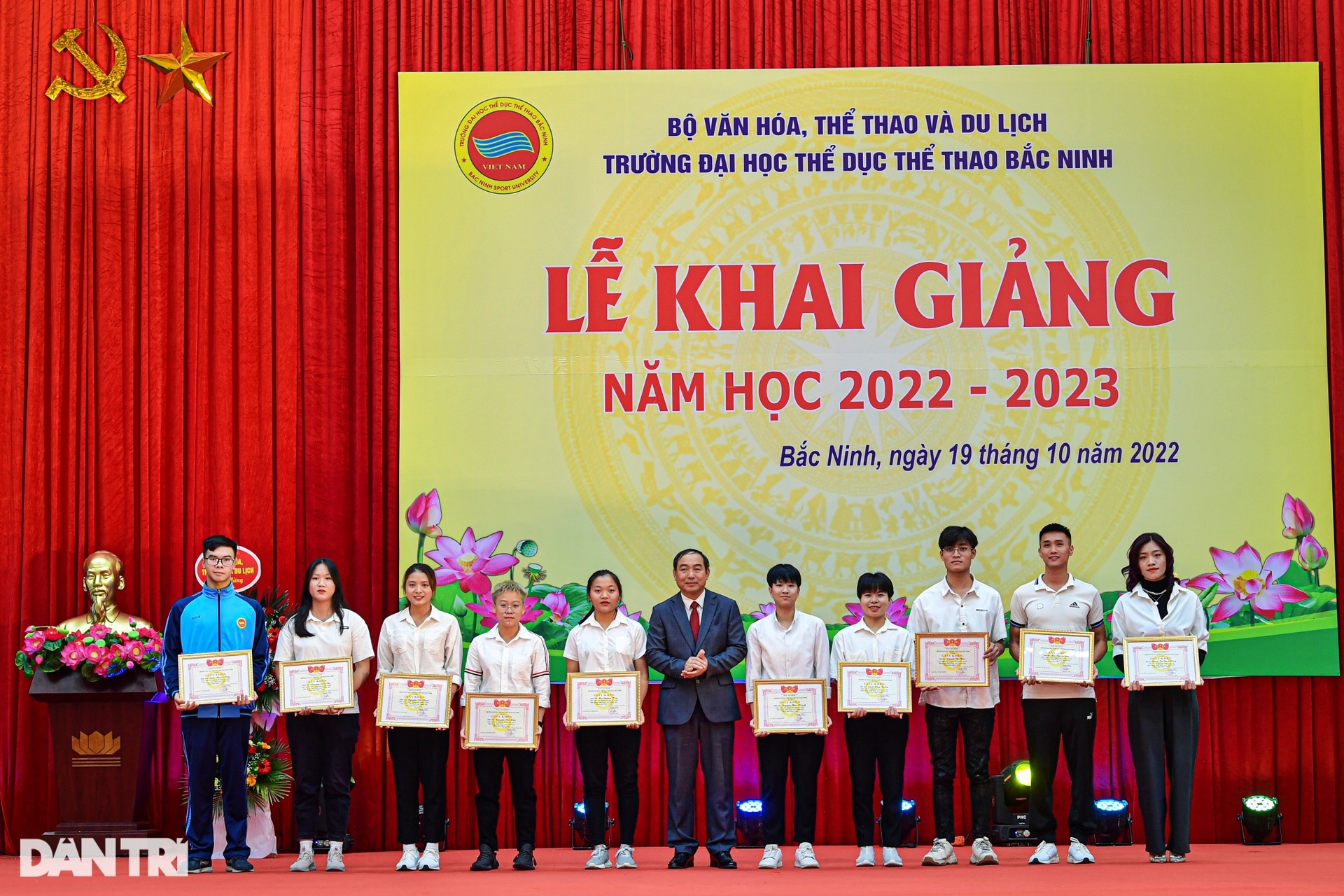 Kỷ lục gia Linh Na cùng loạt VĐV kiện tướng dự khai giảng Đại học TDTT