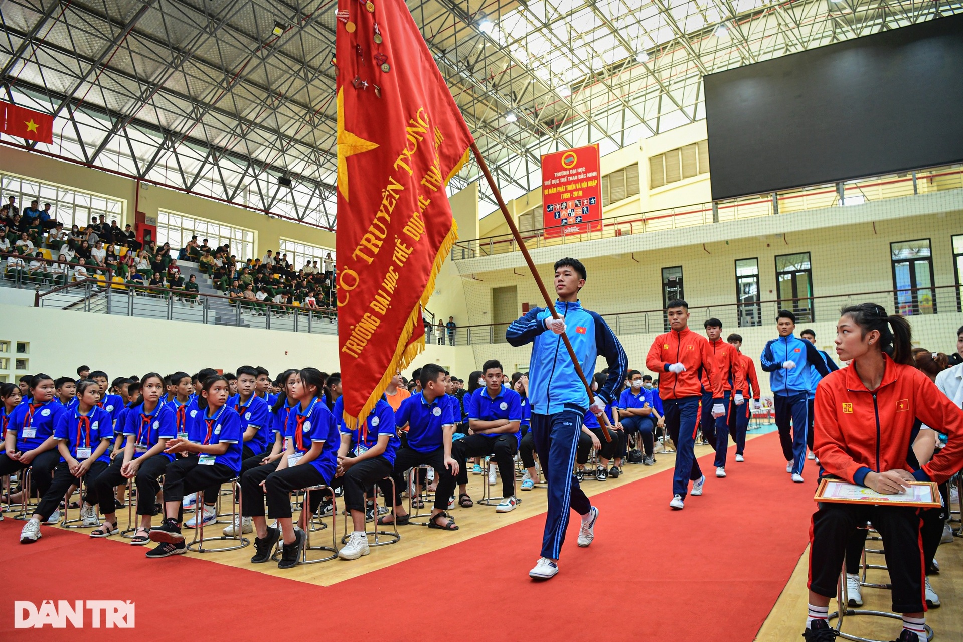Kỷ lục gia Linh Na cùng loạt VĐV kiện tướng dự khai giảng Đại học TDTT