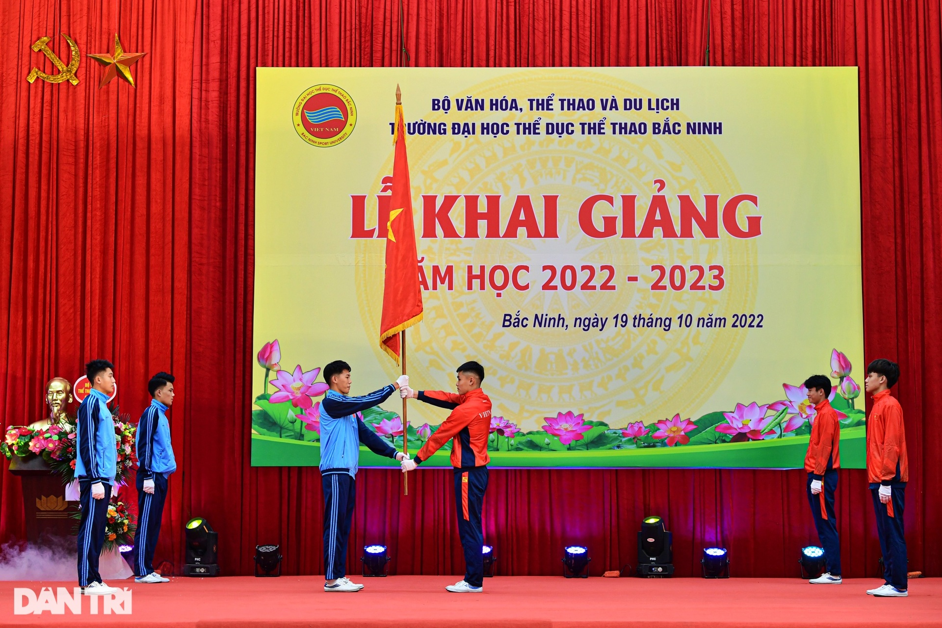 Kỷ lục gia Linh Na cùng loạt VĐV kiện tướng dự khai giảng Đại học TDTT