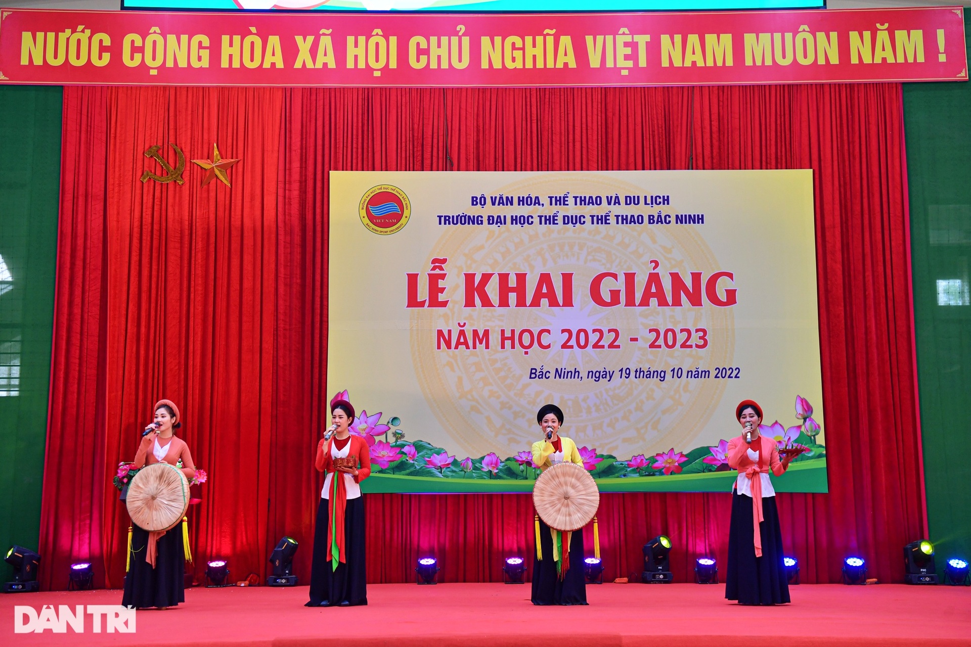 Kỷ lục gia Linh Na cùng loạt VĐV kiện tướng dự khai giảng Đại học TDTT