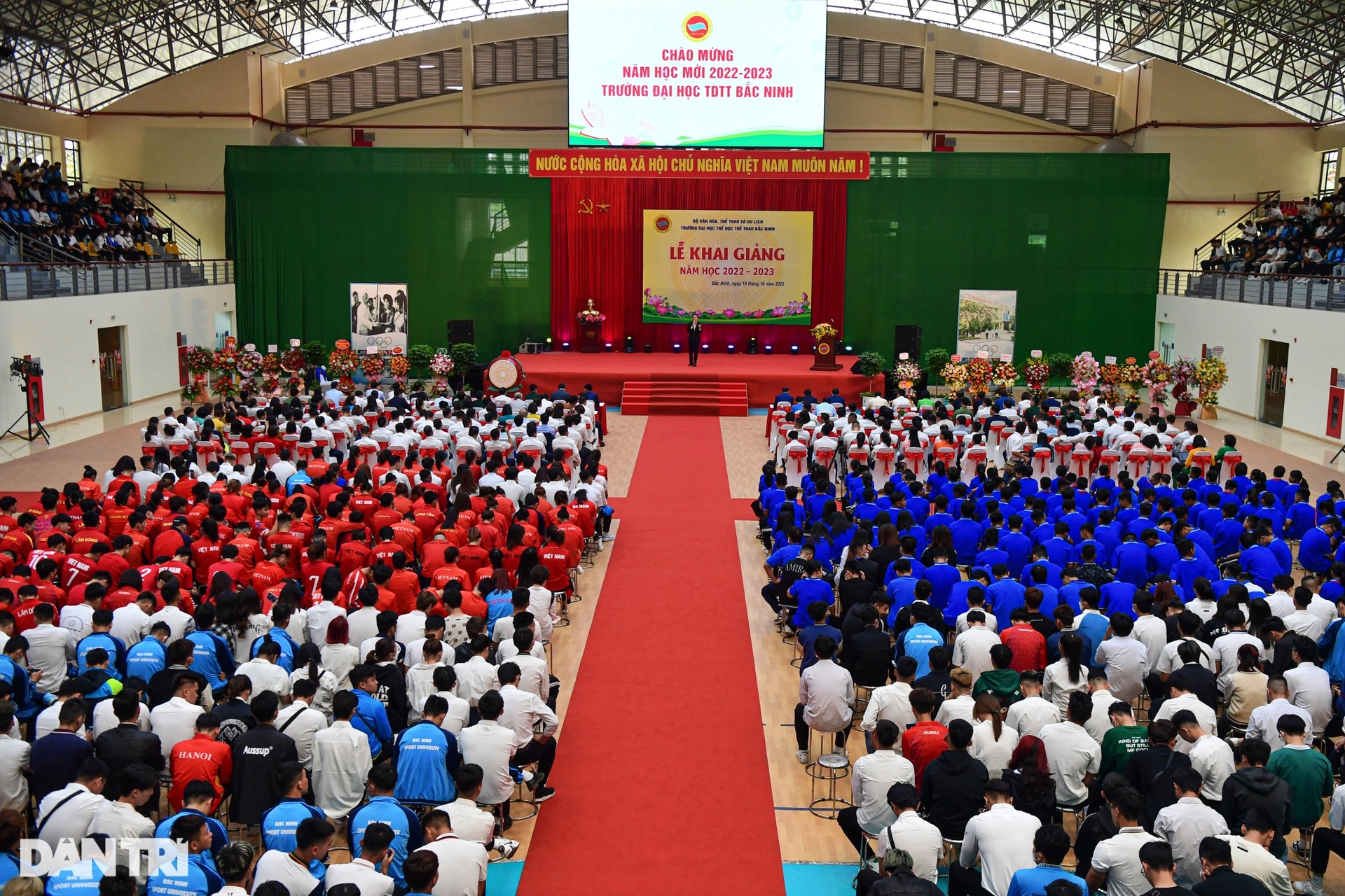 Kỷ lục gia Linh Na cùng loạt VĐV kiện tướng dự khai giảng Đại học TDTT