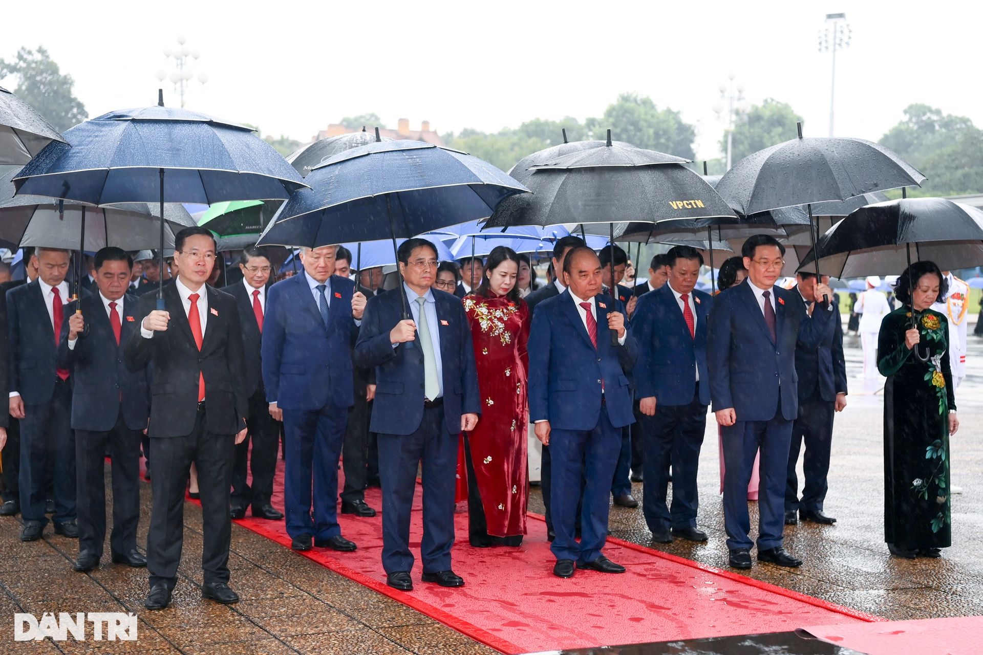 Đoàn đại biểu Quốc hội dự kỳ họp thứ 4 vào Lăng viếng Chủ tịch Hồ Chí Minh - 3