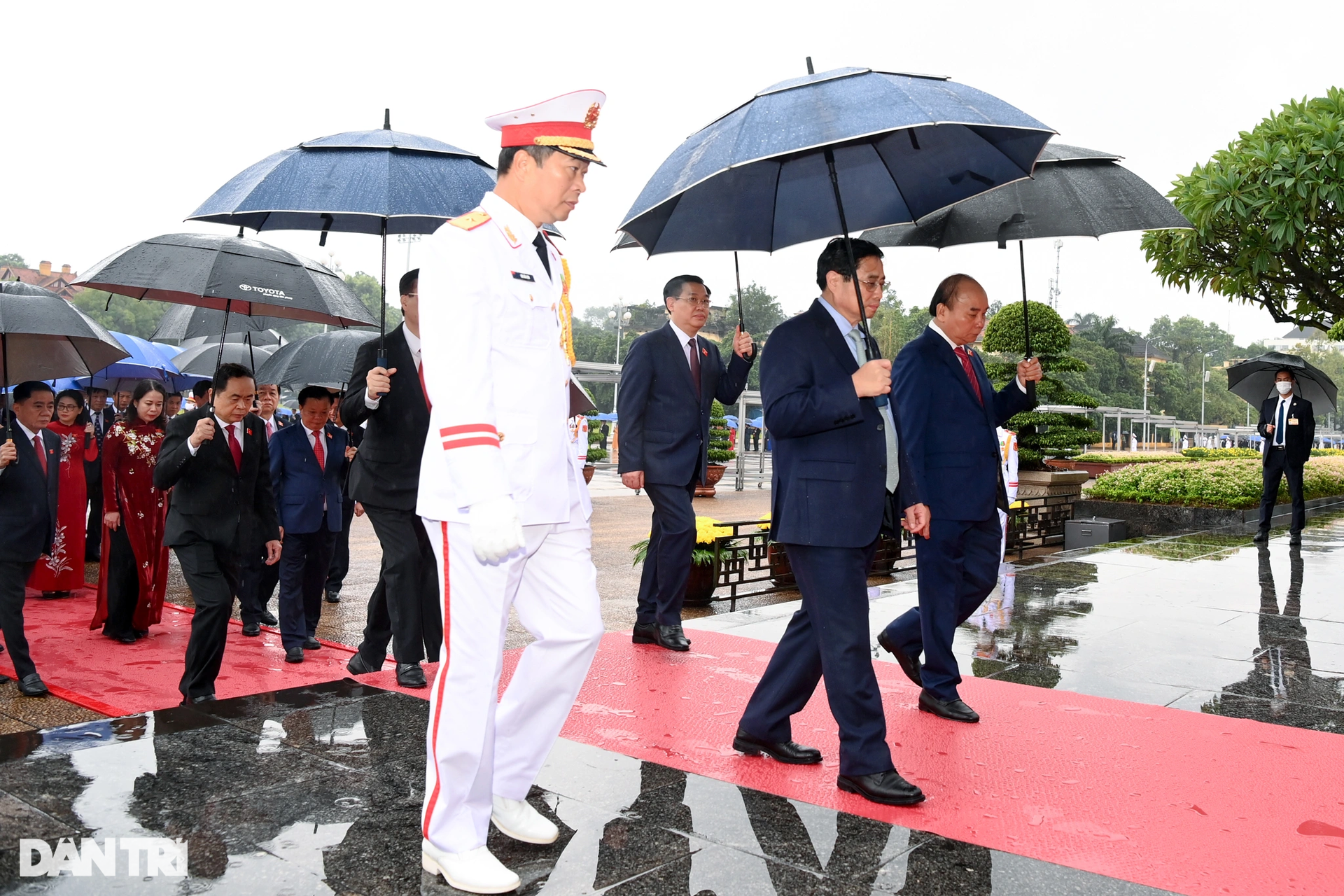 Đoàn đại biểu Quốc hội dự kỳ họp thứ 4 vào Lăng viếng Chủ tịch Hồ Chí Minh - 5