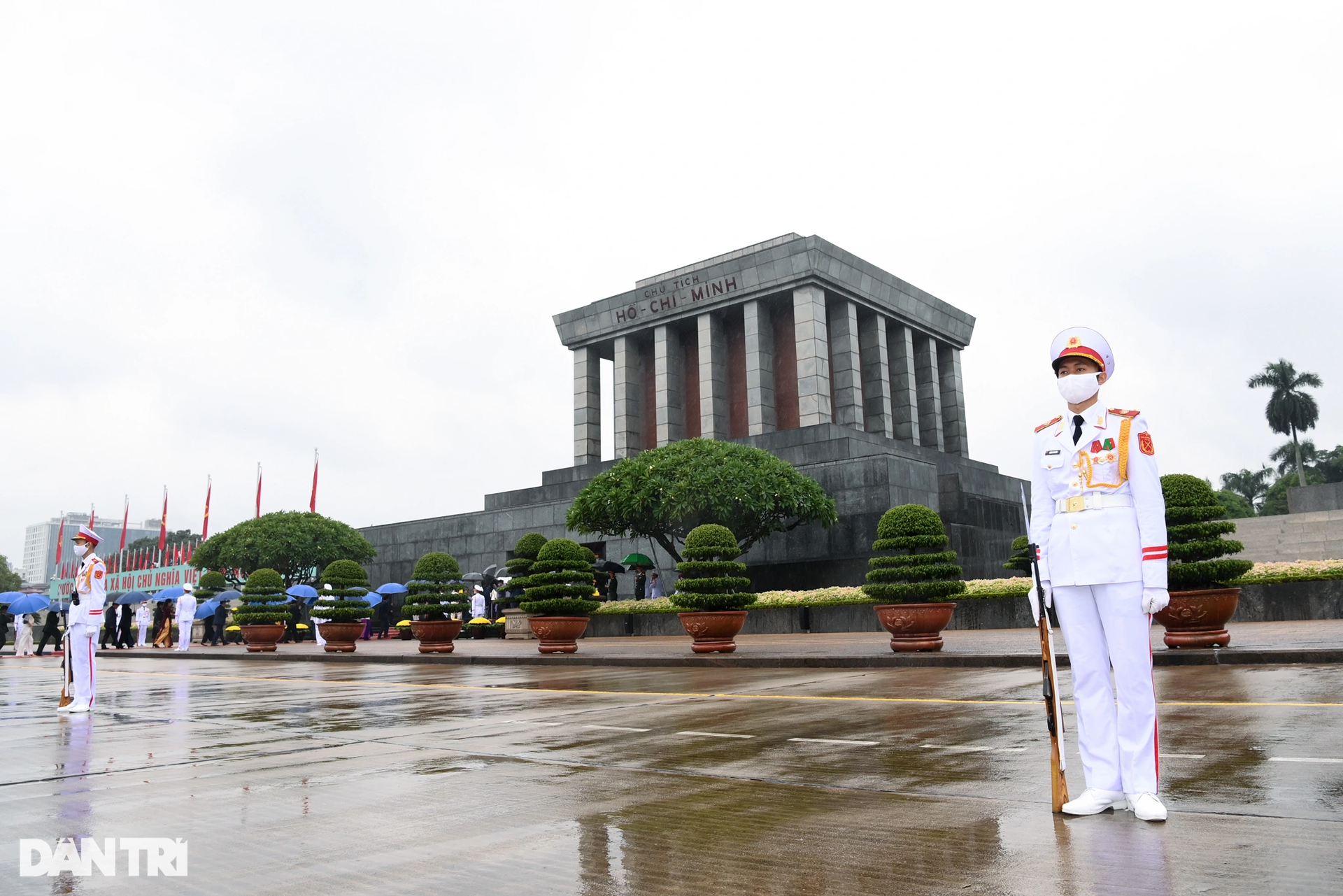 Đoàn đại biểu Quốc hội dự kỳ họp thứ 4 vào Lăng viếng Chủ tịch Hồ Chí Minh - 9