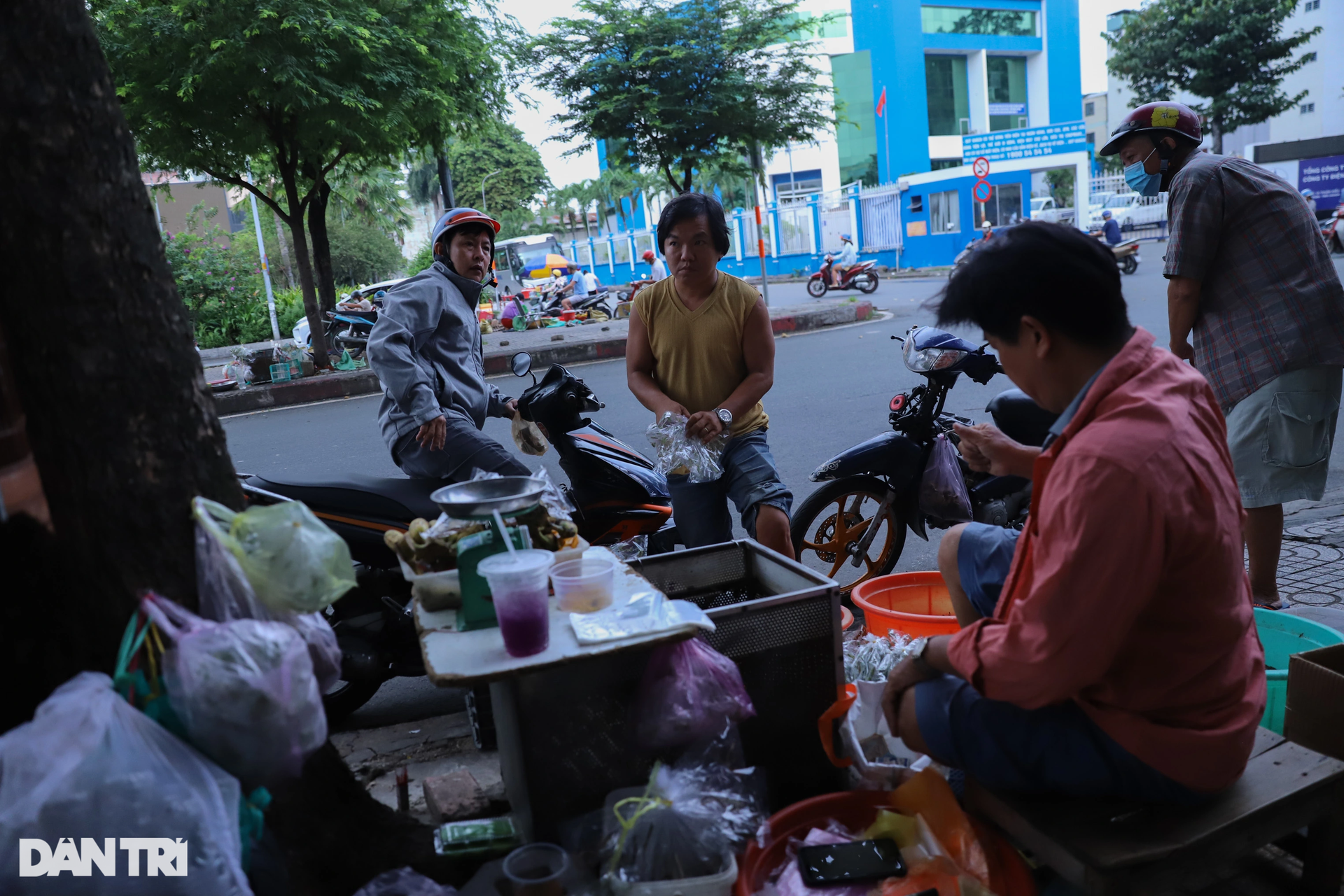 Earn millions per night with racquets on the grasslands of Ho Chi Minh City - 13