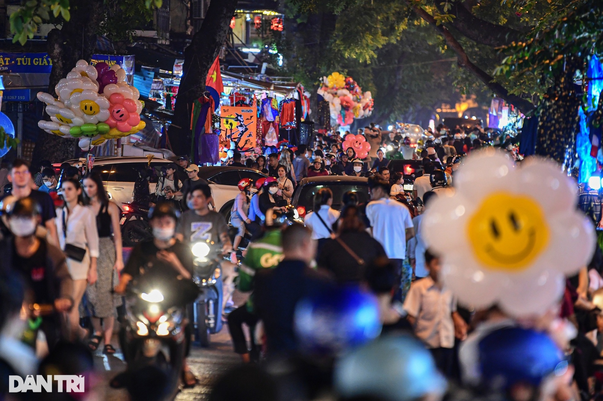 The streets of Hanoi are full of people having fun, wearing horror costumes on Halloween - 9