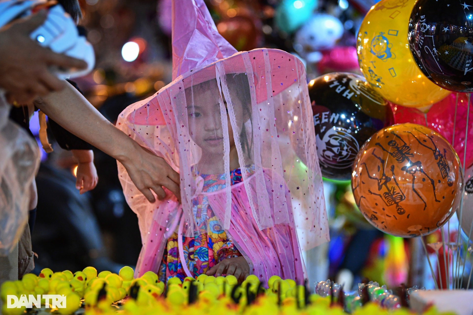 The streets of Hanoi are full of people having fun, wearing horror costumes on Halloween - 16