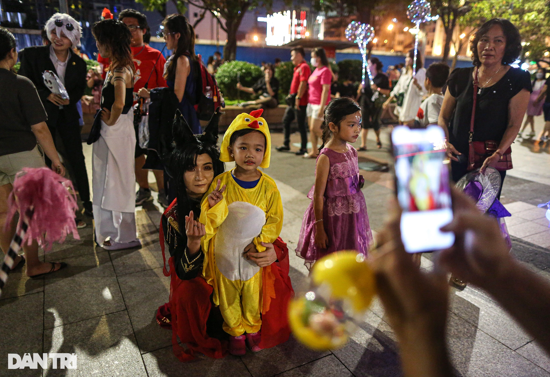 Young people in Ho Chi Minh City dressed up in strange costumes to play Halloween early on Nguyen Hue Street - 5