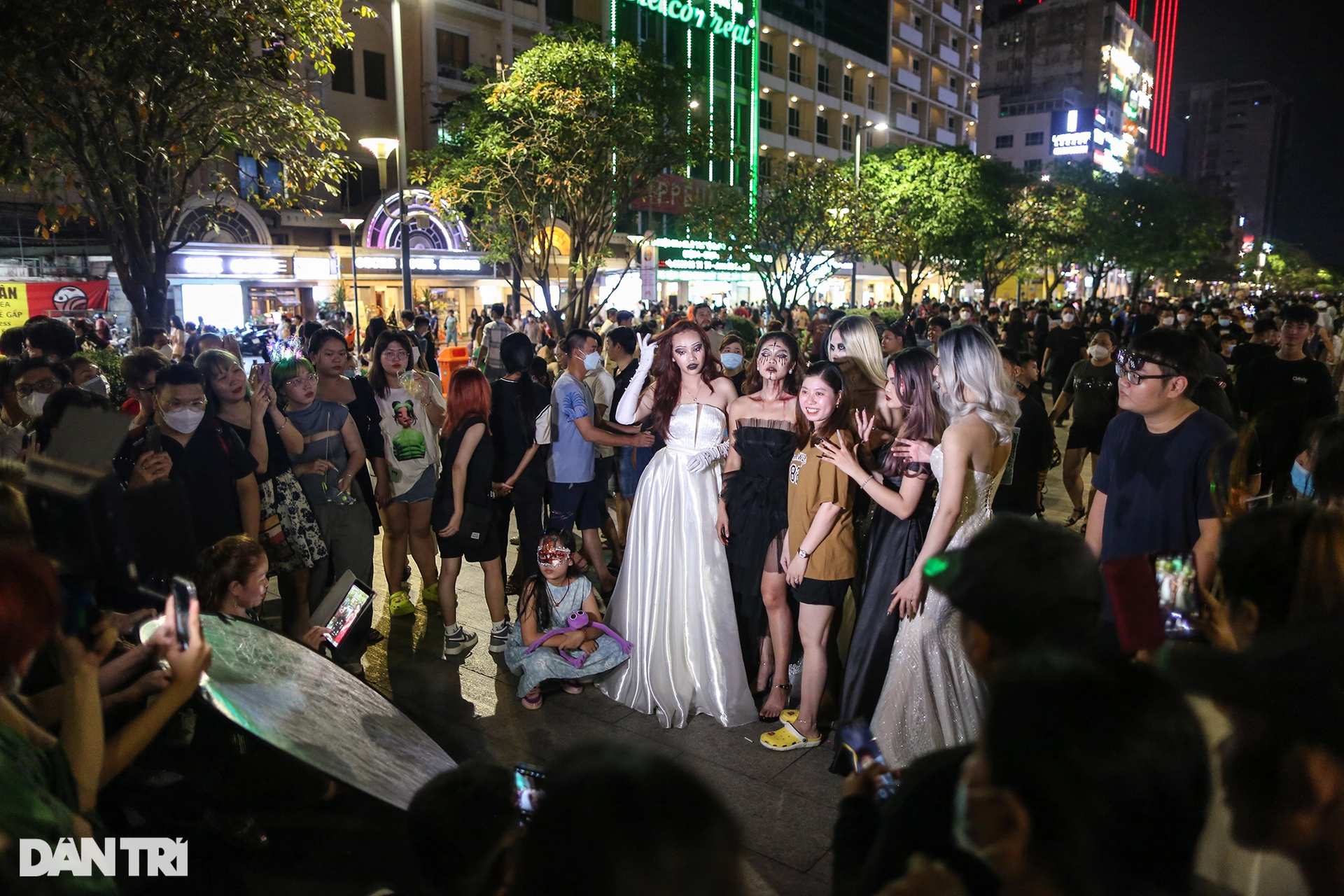 Young people in Ho Chi Minh City dressed up in strange costumes to play Halloween early on Nguyen Hue Street - 3