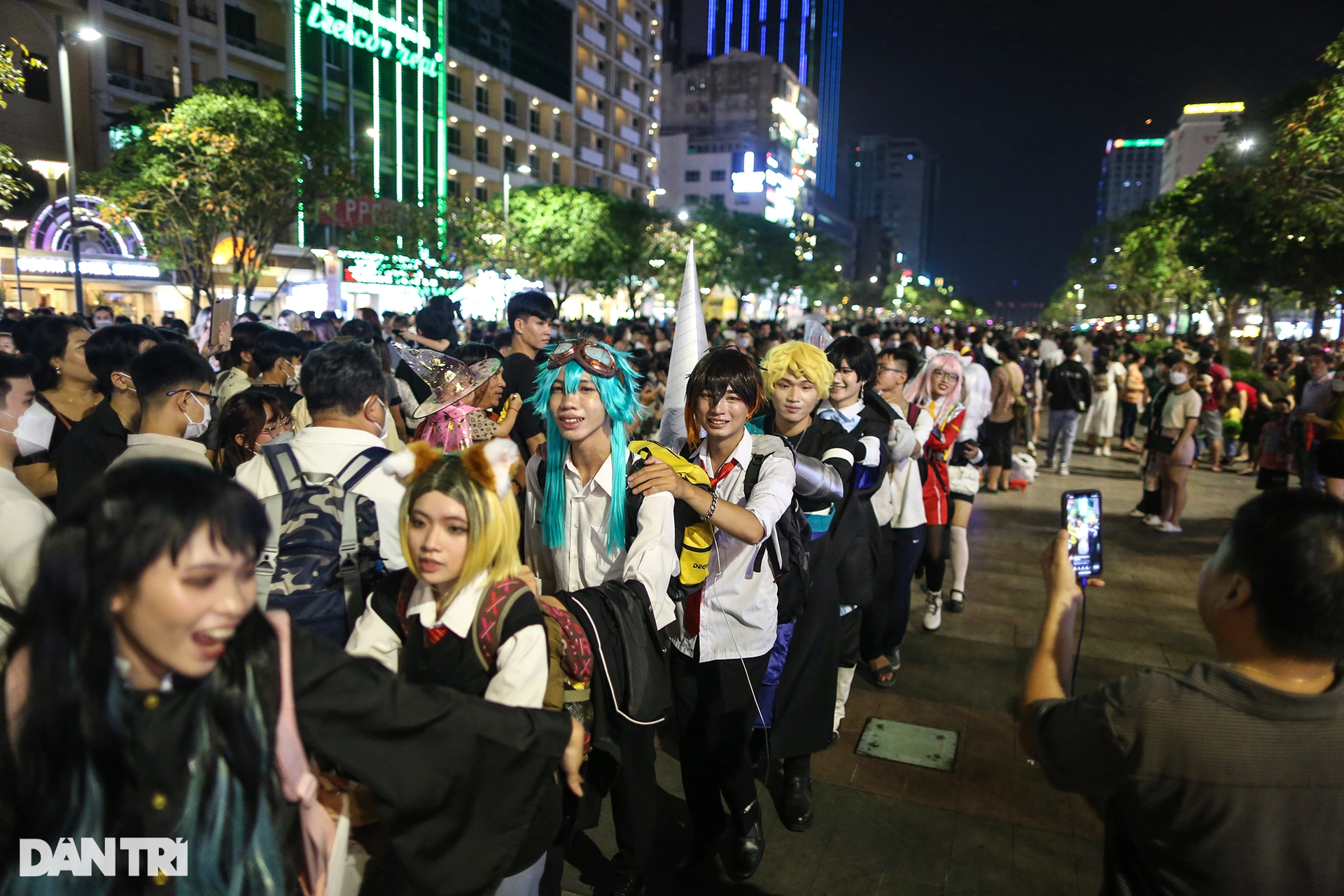 Young people in Ho Chi Minh City dressed up in strange costumes to play Halloween early on Nguyen Hue Street - 6
