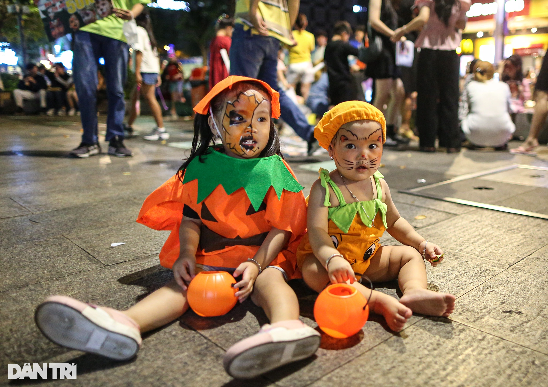 Giới trẻ TPHCM hóa trang kỳ dị chơi Halloween sớm ở phố Nguyễn Huệ - 9