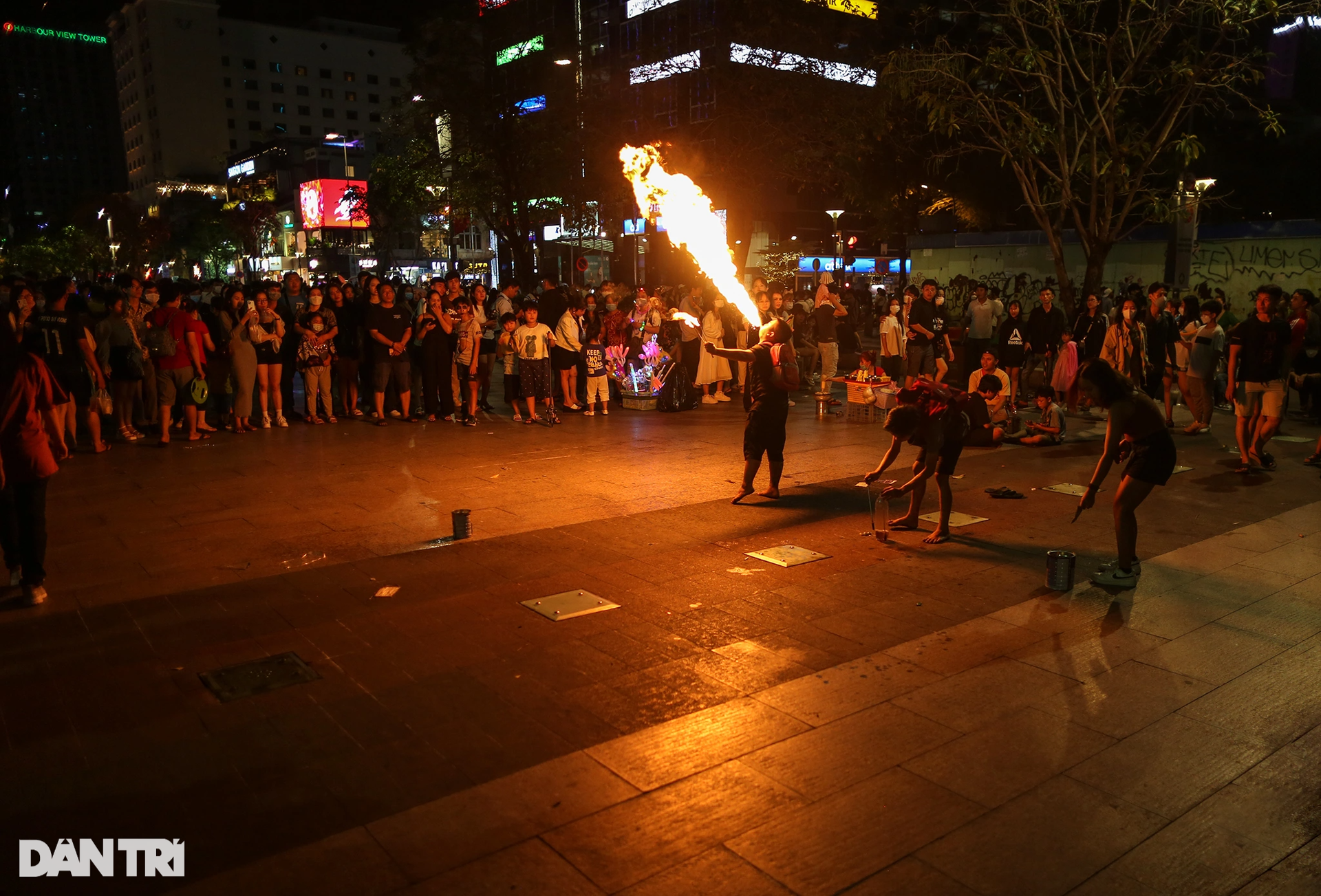 Young people in Ho Chi Minh City dressed up in strange costumes to play Halloween early on Nguyen Hue Street - 13