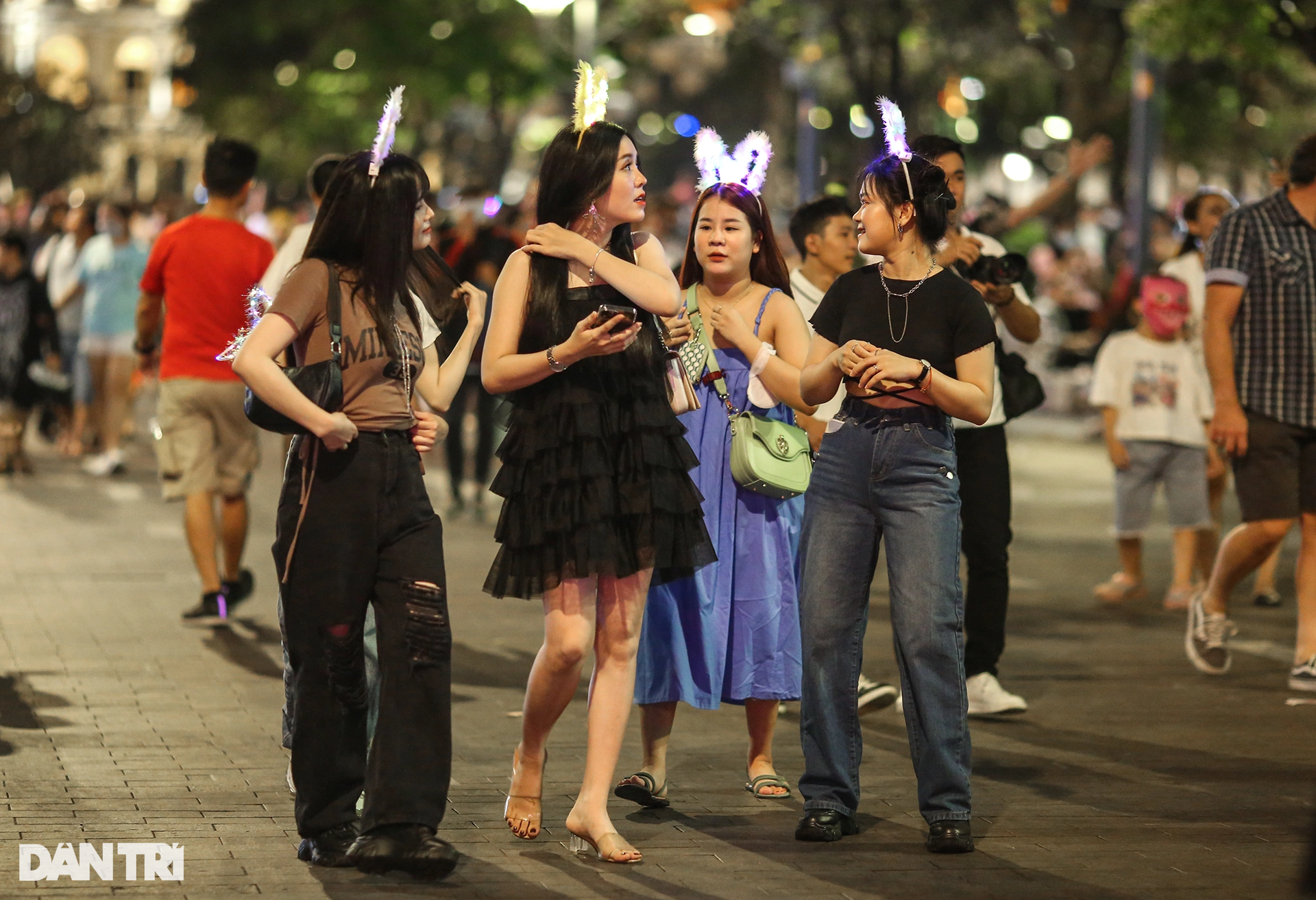 Giới trẻ TPHCM hóa trang kỳ dị chơi Halloween sớm ở phố Nguyễn Huệ - 2