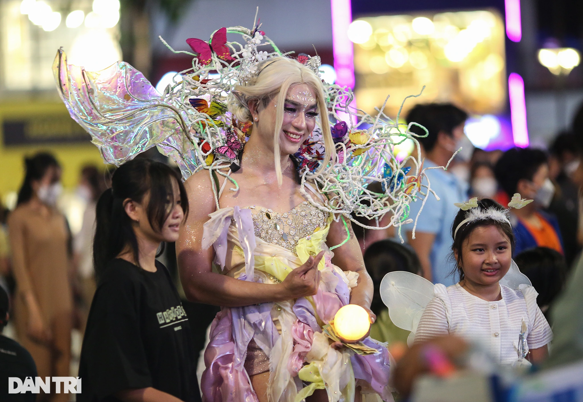 Young people in Ho Chi Minh City dressed up in strange costumes to play Halloween early on Nguyen Hue Street - 10