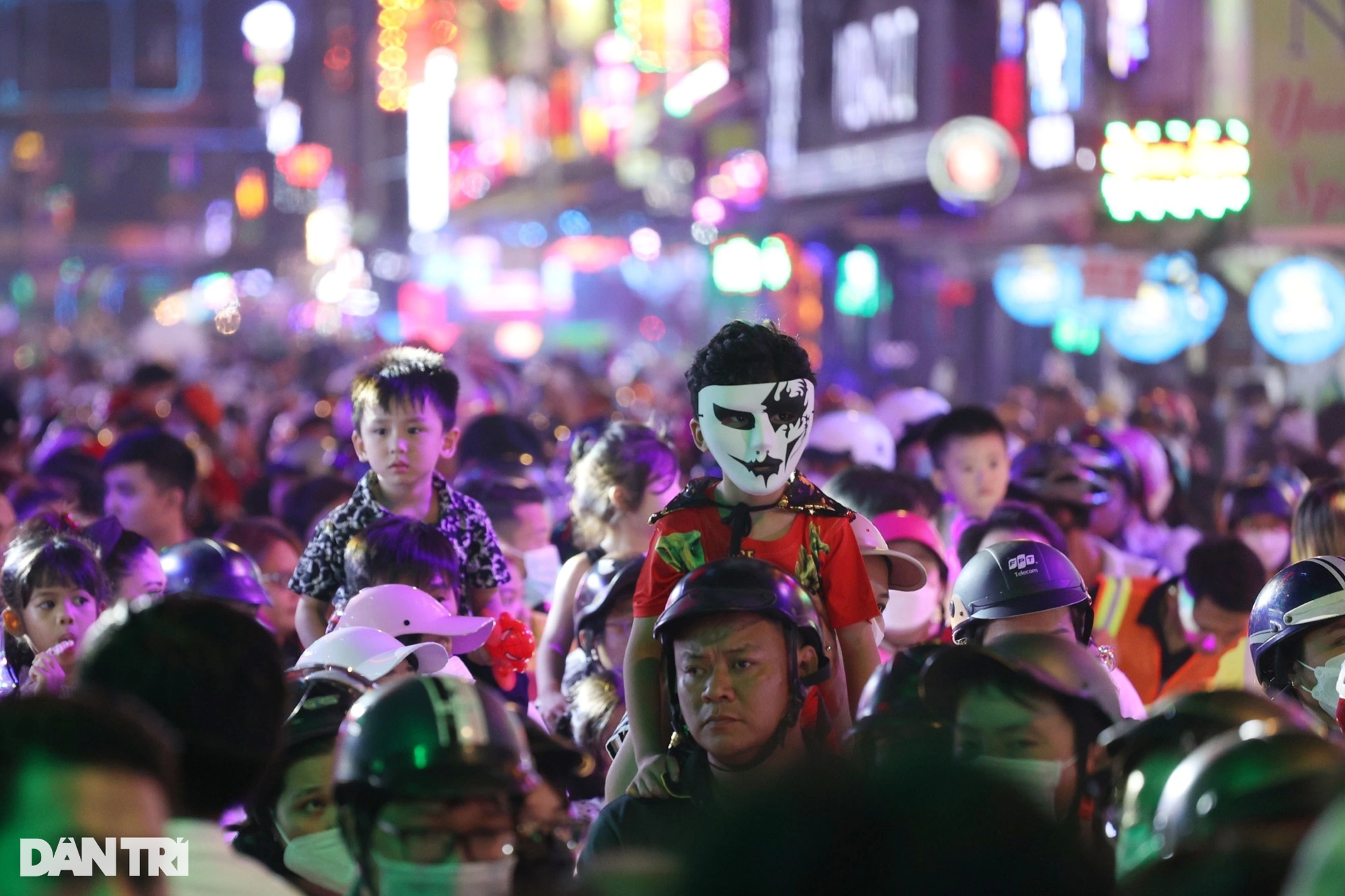 Ma quỷ dạo chơi khắp trung tâm TPHCM trong đêm Halloween
