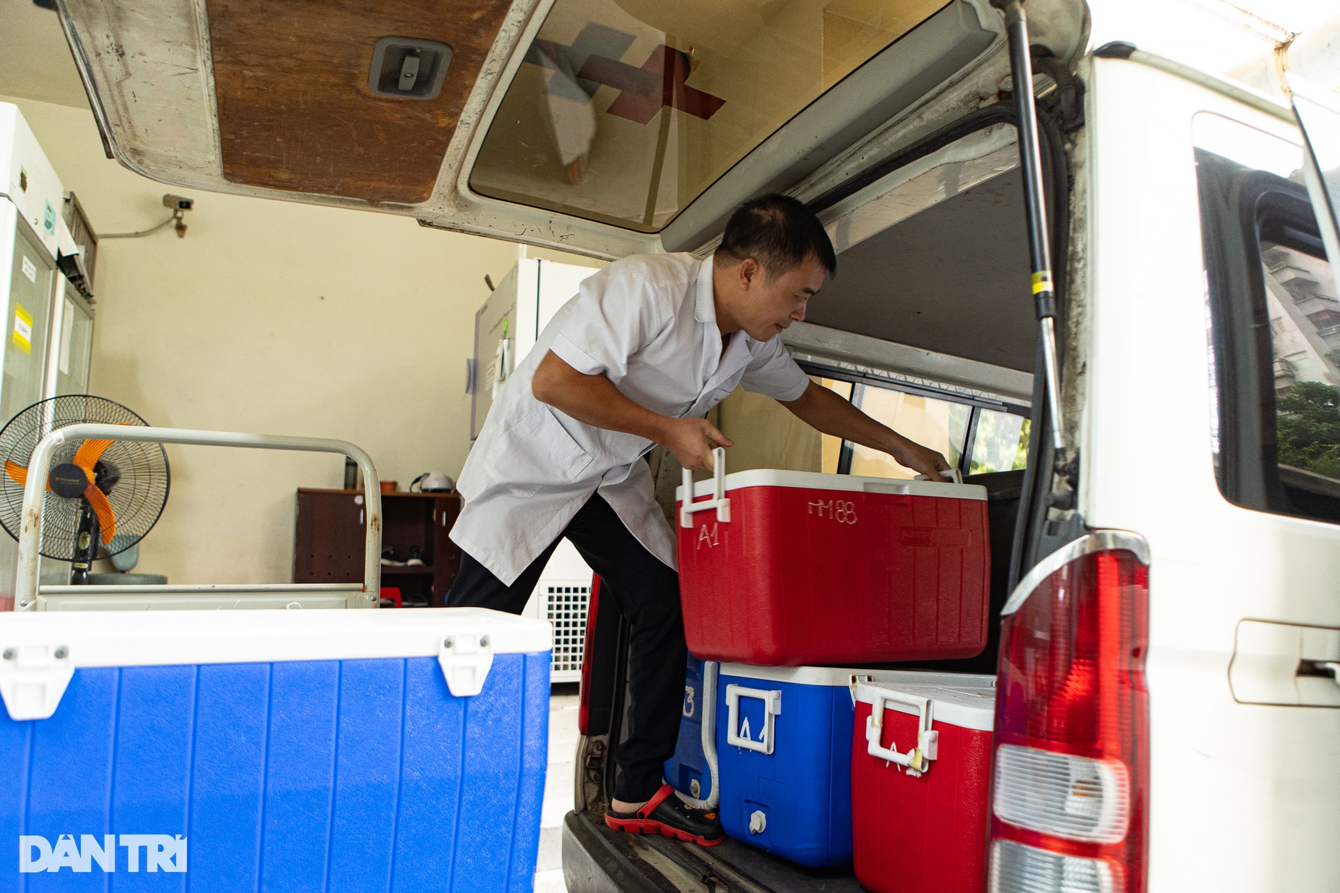 Những shipper vận chuyển sự sống tại kho dự trữ máu lớn nhất cả nước - 27 Những shipper vận chuyển sự sống tại kho dự trữ máu lớn nhất cả nước - 27
