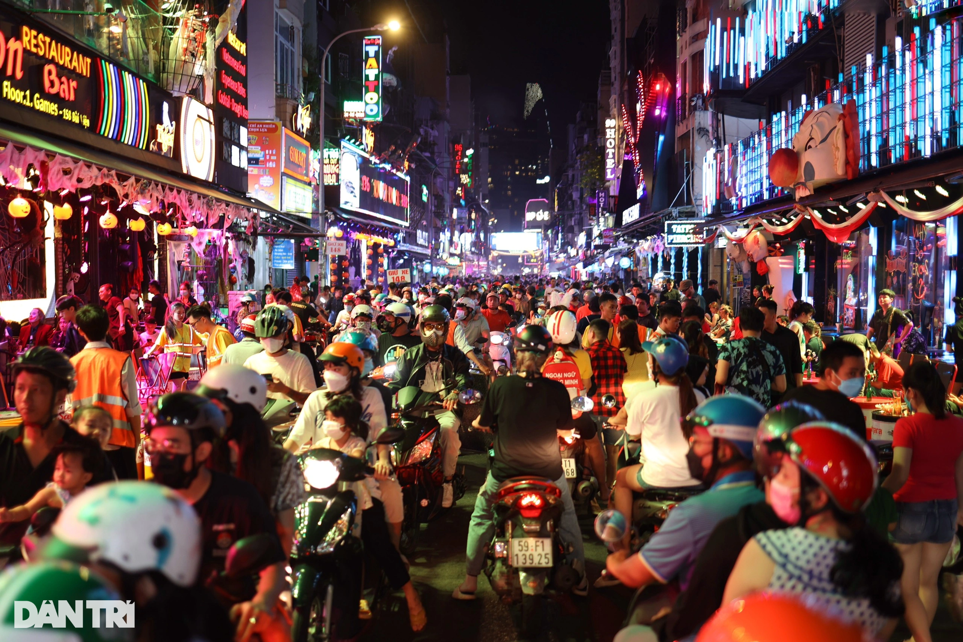 Ma quỷ dạo chơi khắp trung tâm TPHCM trong đêm Halloween