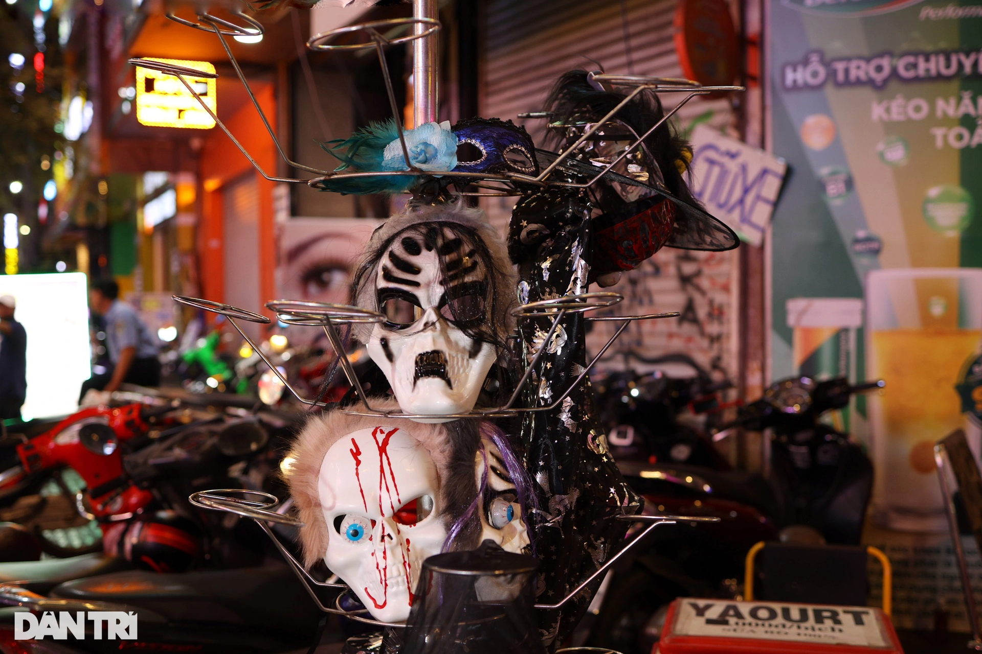 Ma quỷ dạo chơi khắp trung tâm TPHCM trong đêm Halloween