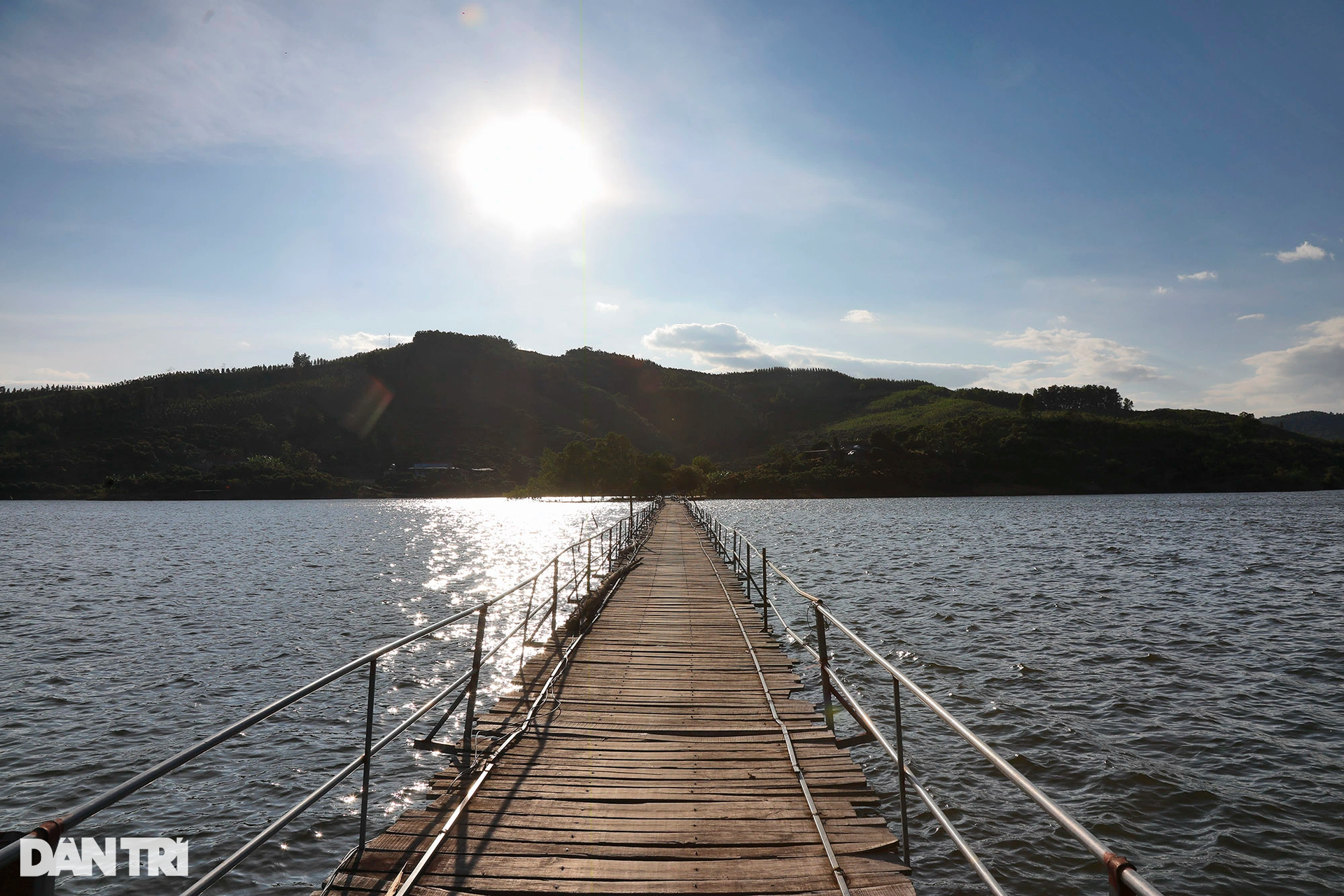 Vẻ đẹp say đắm của hồ Cấm Sơn khi thời tiết sang thu
