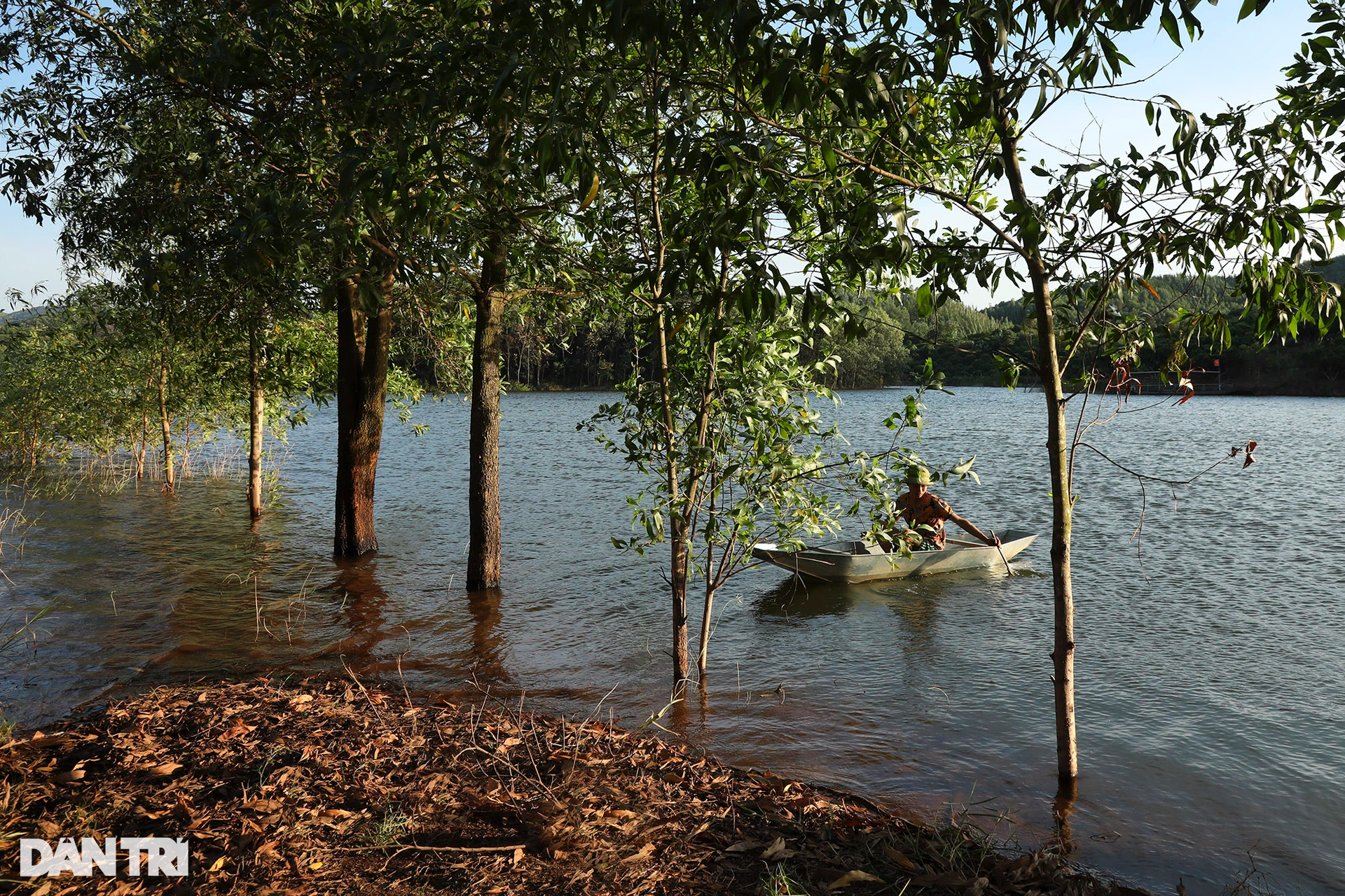 Vẻ đẹp say đắm của hồ Cấm Sơn khi thời tiết sang thu