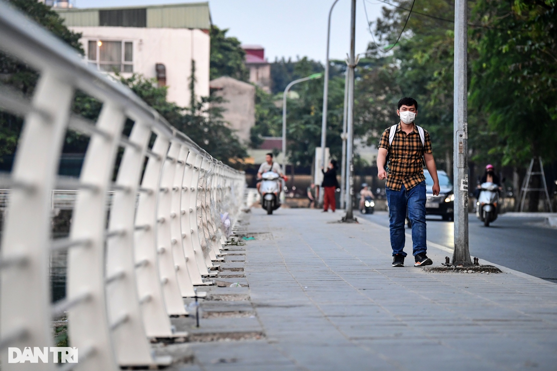 Hà Nội thay mới lan can hồ Tây, góc biểu tượng Khuê Văn Các được giữ nguyên