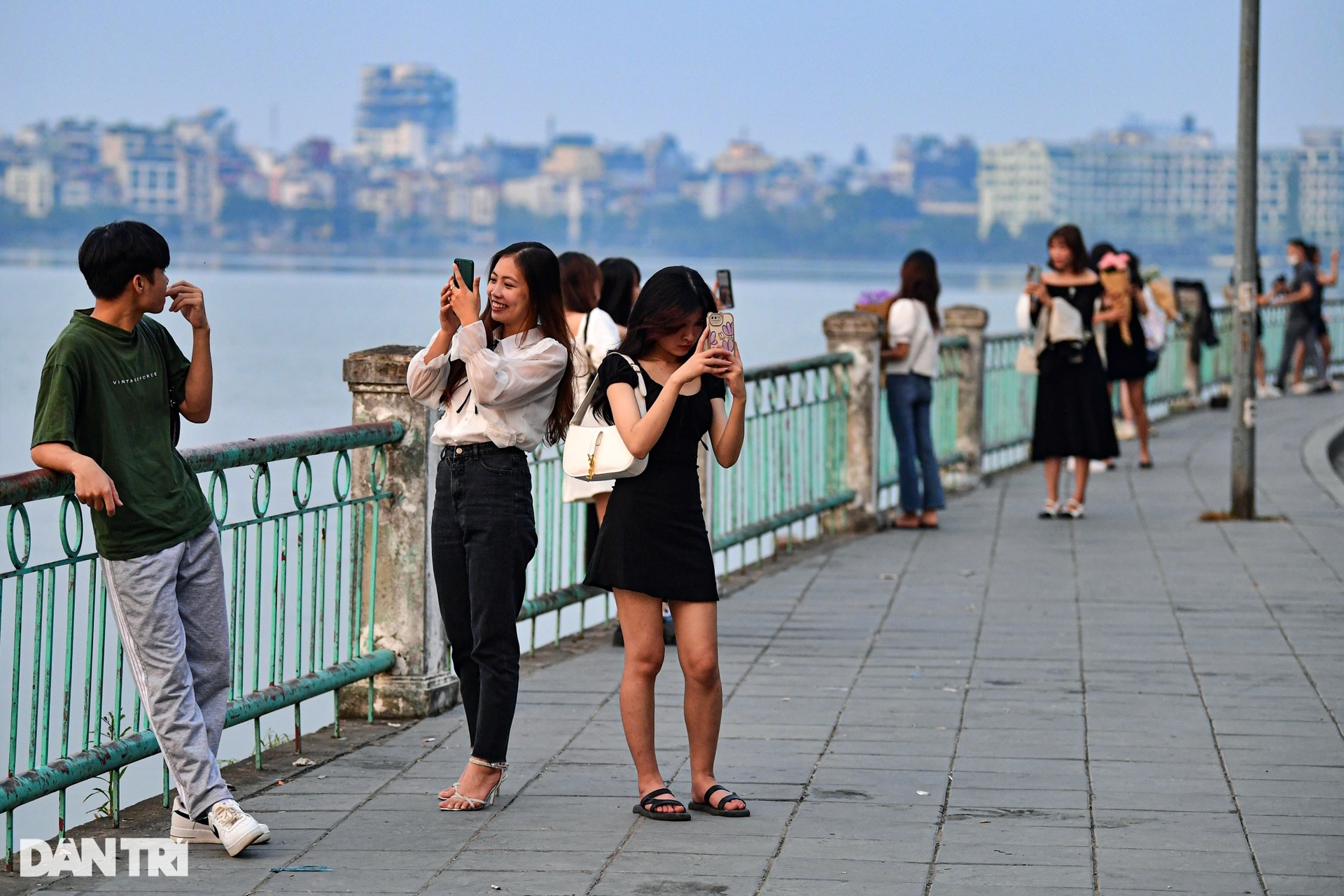 Hà Nội thay mới lan can hồ Tây, góc biểu tượng Khuê Văn Các được giữ nguyên