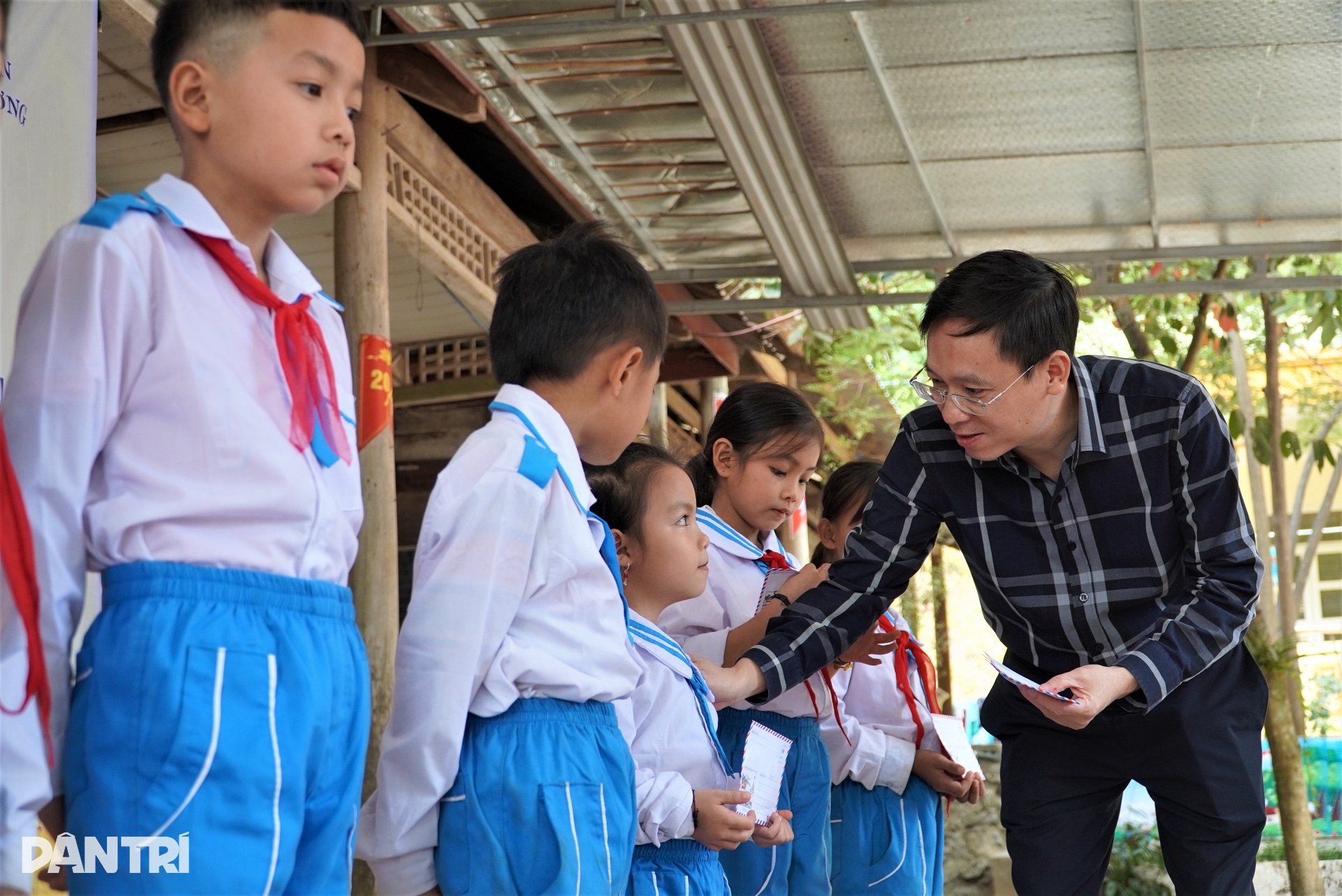 Từ nay, mùa mưa các em sẽ không sợ ẩm mốc, mùa hè không sợ nóng - 12 Từ nay, mùa mưa các em sẽ không sợ ẩm mốc, mùa hè không sợ nóng - 12