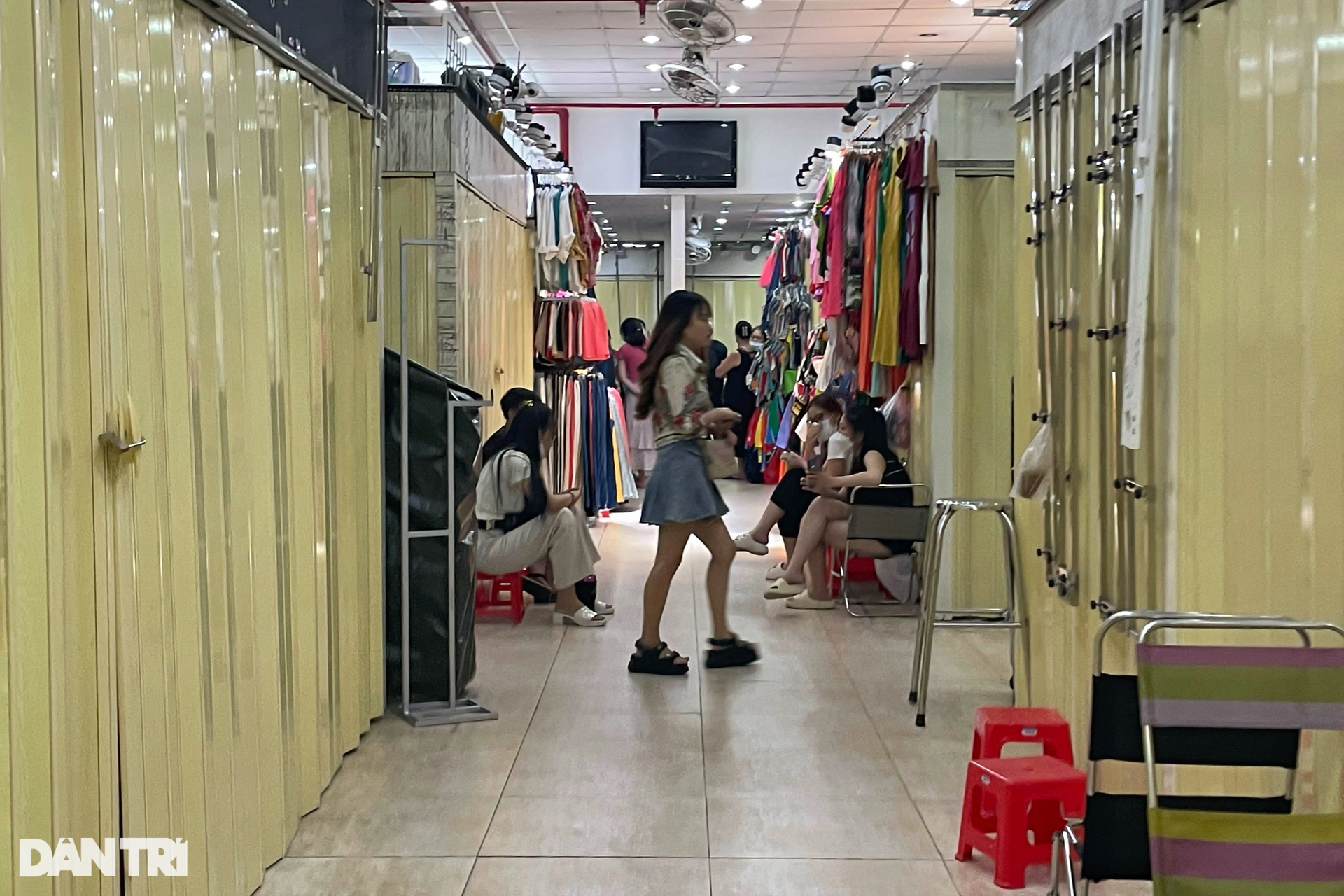 Tiểu thương Saigon Square đóng cửa hàng loạt sau khi bị kiểm tra