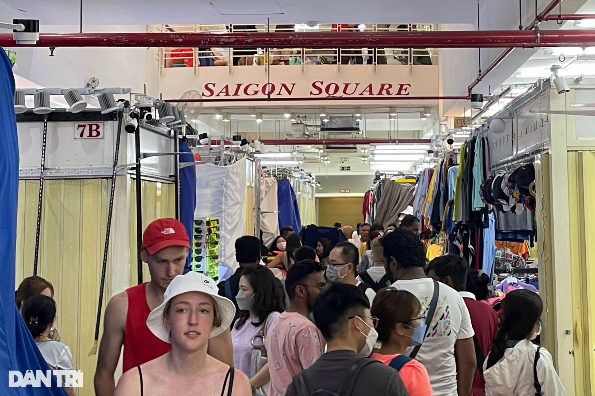 Tiểu thương Saigon Square đóng cửa hàng loạt sau khi bị kiểm tra