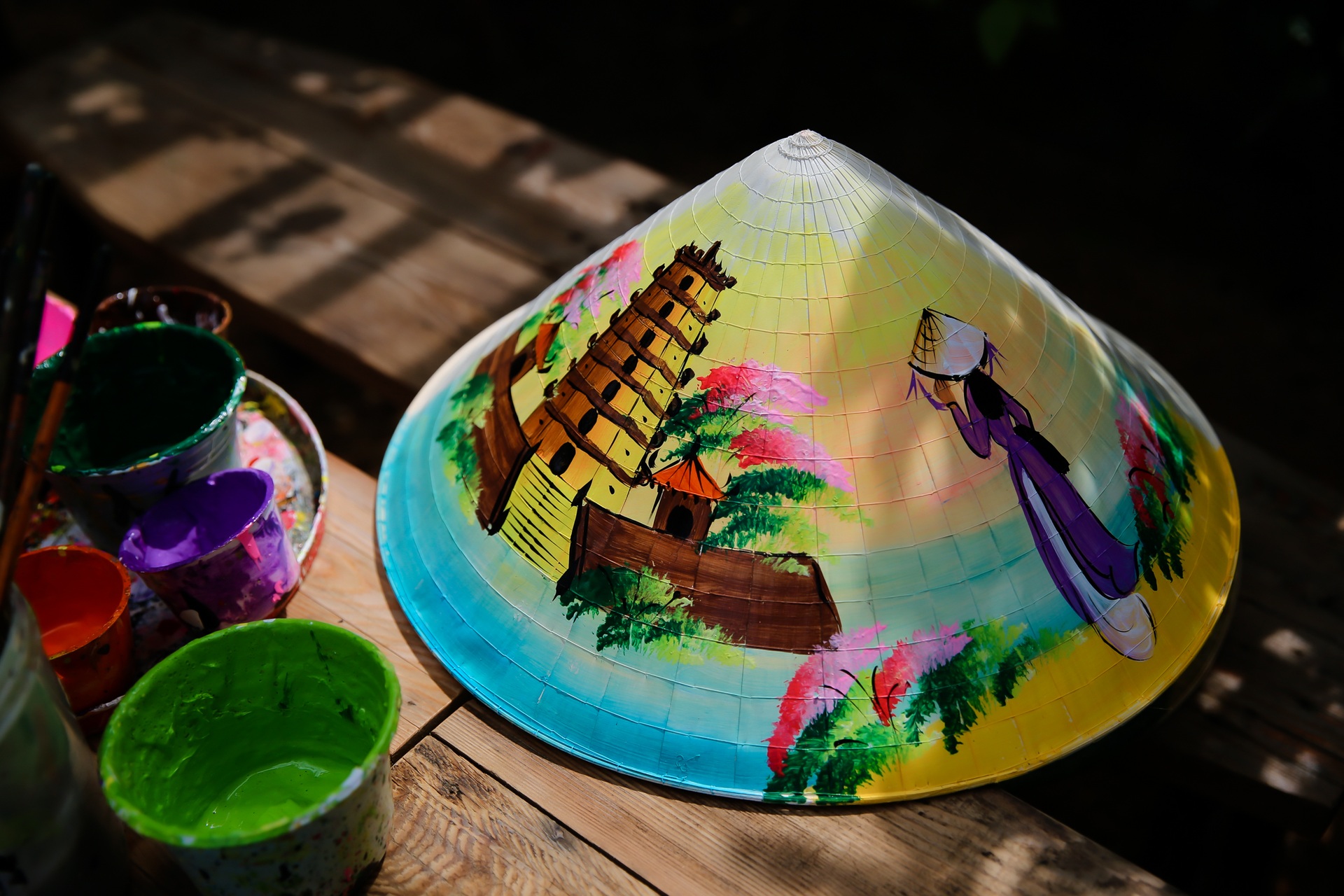 Độc đáo những chiếc nón lá in hình quê hương từ đôi tay nghệ thuật của  chàng trai 9X xứ Huế