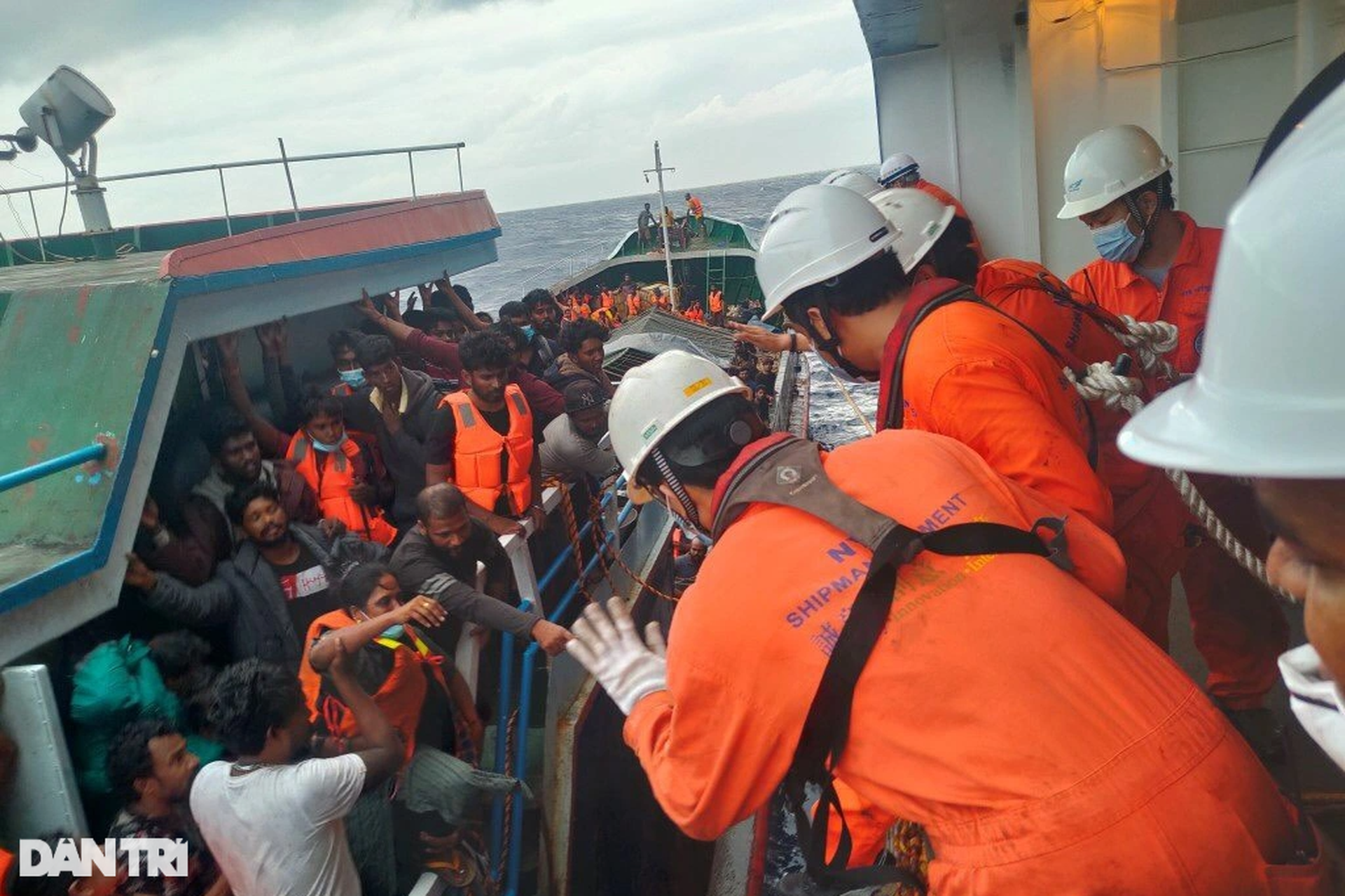 Trắng đêm đưa hơn 300 công dân Sri Lanka gặp nạn trên biển vào Vũng Tàu - 1