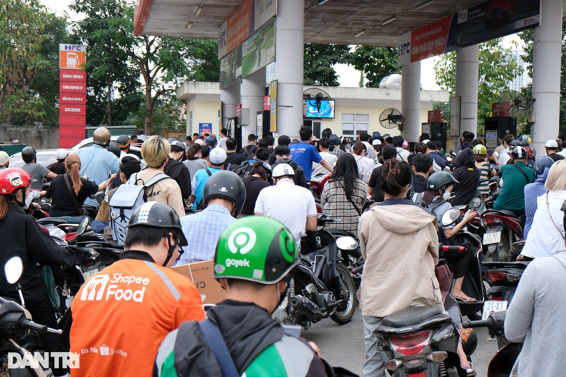 Mặc kệ giá xăng tăng, nhiều cây xăng ở Hà Nội vẫn đóng cửa im lìm - 11