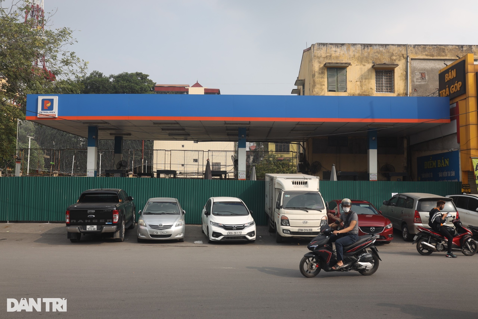 Mặc kệ giá xăng tăng, nhiều cây xăng ở Hà Nội vẫn đóng cửa im lìm - 3